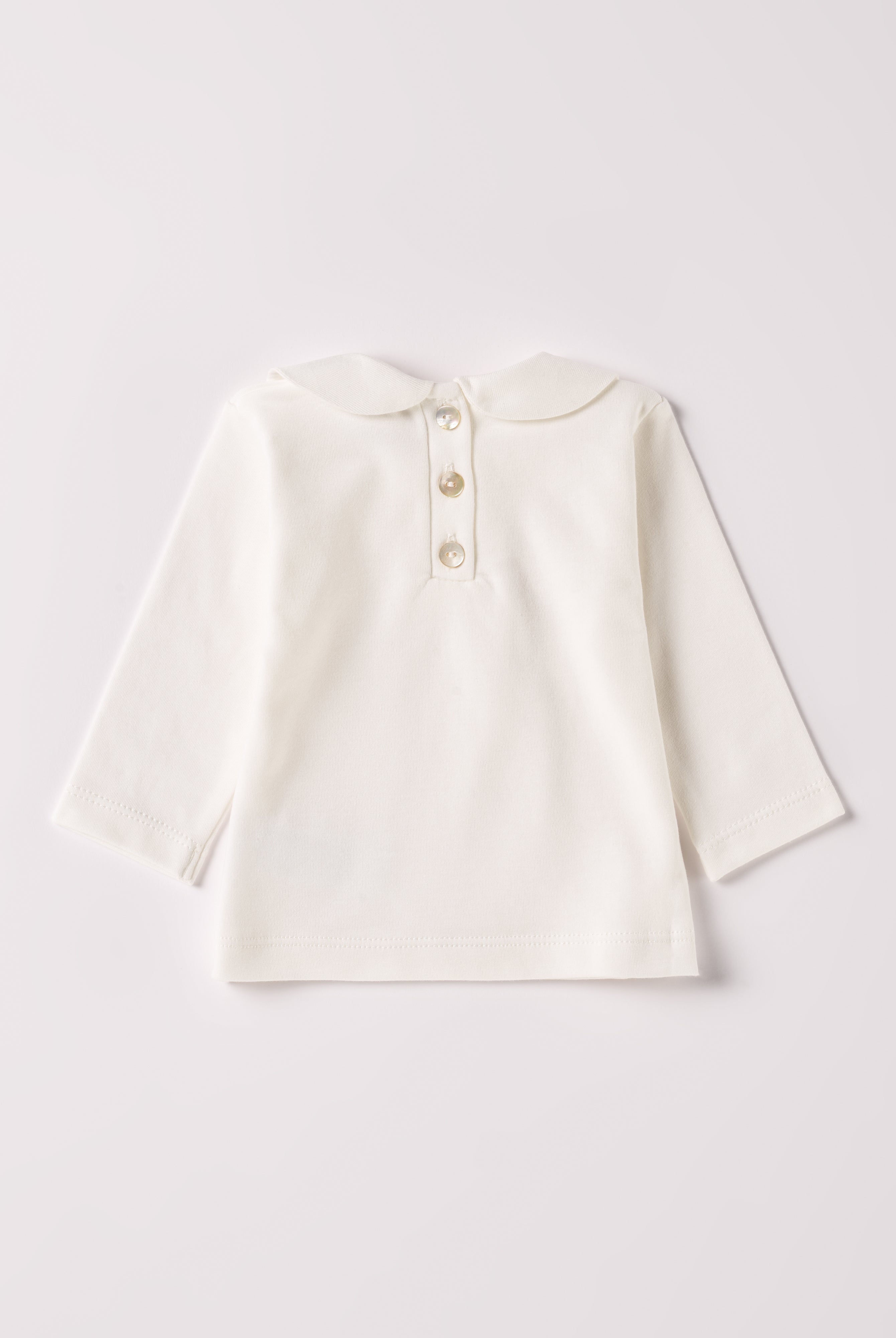 Die Interlock-Bluse für Baby Mädchen von AMIO Firenze ist aus weicher Baumwolle gefertigt und bietet durch das Innenflanell ein äußerst angenehmes Tragegefühl. Der mit Herzen bestickte Kragen und die echten Perlmuttknöpfe verleihen der Bluse einen besonders stilvollen Touch.
Höchste Qualität, bestes Preis-Leistungs-Verhältnis MADE IN ITALY.