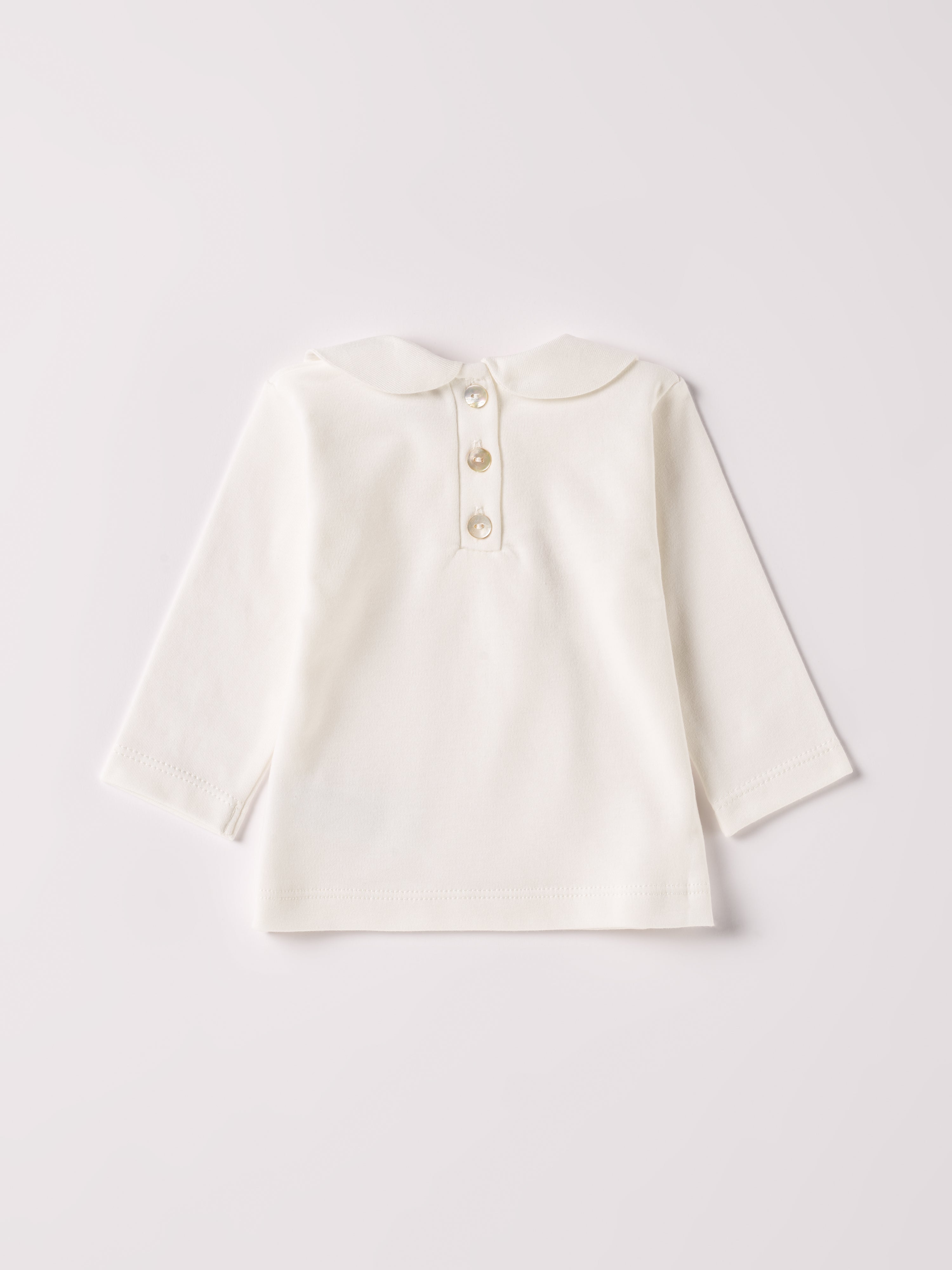 Die Interlock-Bluse für Baby Mädchen von AMIO Firenze ist aus weicher Baumwolle gefertigt und bietet durch das Innenflanell ein äußerst angenehmes Tragegefühl. Der mit Herzen bestickte Kragen und die echten Perlmuttknöpfe verleihen der Bluse einen besonders stilvollen Touch.
Höchste Qualität, bestes Preis-Leistungs-Verhältnis MADE IN ITALY.