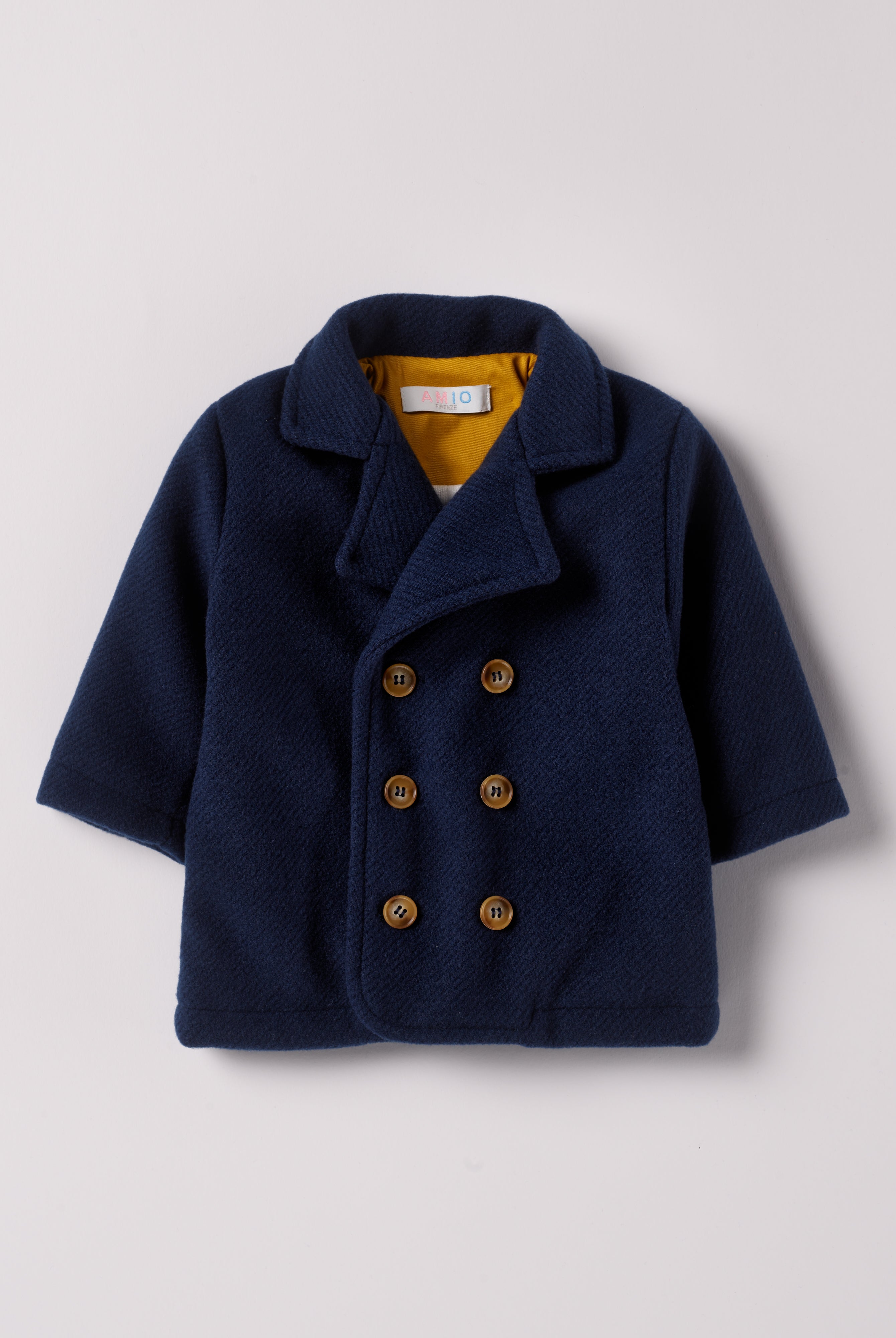 Der stilvolle, blaue Herbstmantel von AMIO Firenze ist der ideale Begleiter für kühle Tage. Das weiche, angenehm wärmende Material bietet hohen Tragekomfort, während die sorgfältige Verarbeitung und perfekte Passform für eine moderne Silhouette sorgen. Dank seiner Strapazierfähigkeit eignet sich der Mantel sowohl für den Alltag als auch für besondere Anlässe.
Höchste Qualität, bestes Preis-Leistungs-Verhältnis MADE IN ITALY.