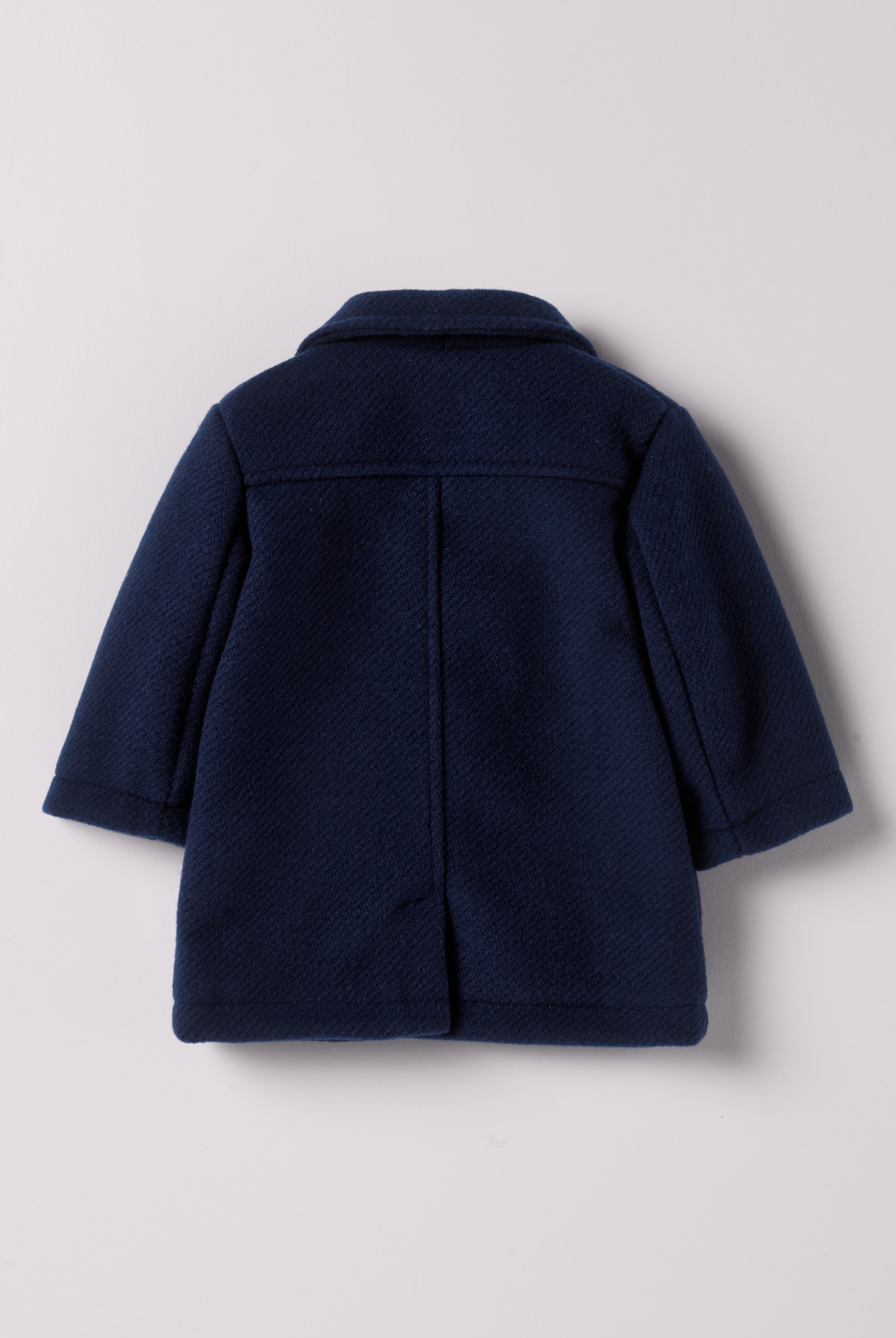 Der stilvolle, blaue Herbstmantel von AMIO Firenze ist der ideale Begleiter für kühle Tage. Das weiche, angenehm wärmende Material bietet hohen Tragekomfort, während die sorgfältige Verarbeitung und perfekte Passform für eine moderne Silhouette sorgen. Dank seiner Strapazierfähigkeit eignet sich der Mantel sowohl für den Alltag als auch für besondere Anlässe.
Höchste Qualität, bestes Preis-Leistungs-Verhältnis MADE IN ITALY.