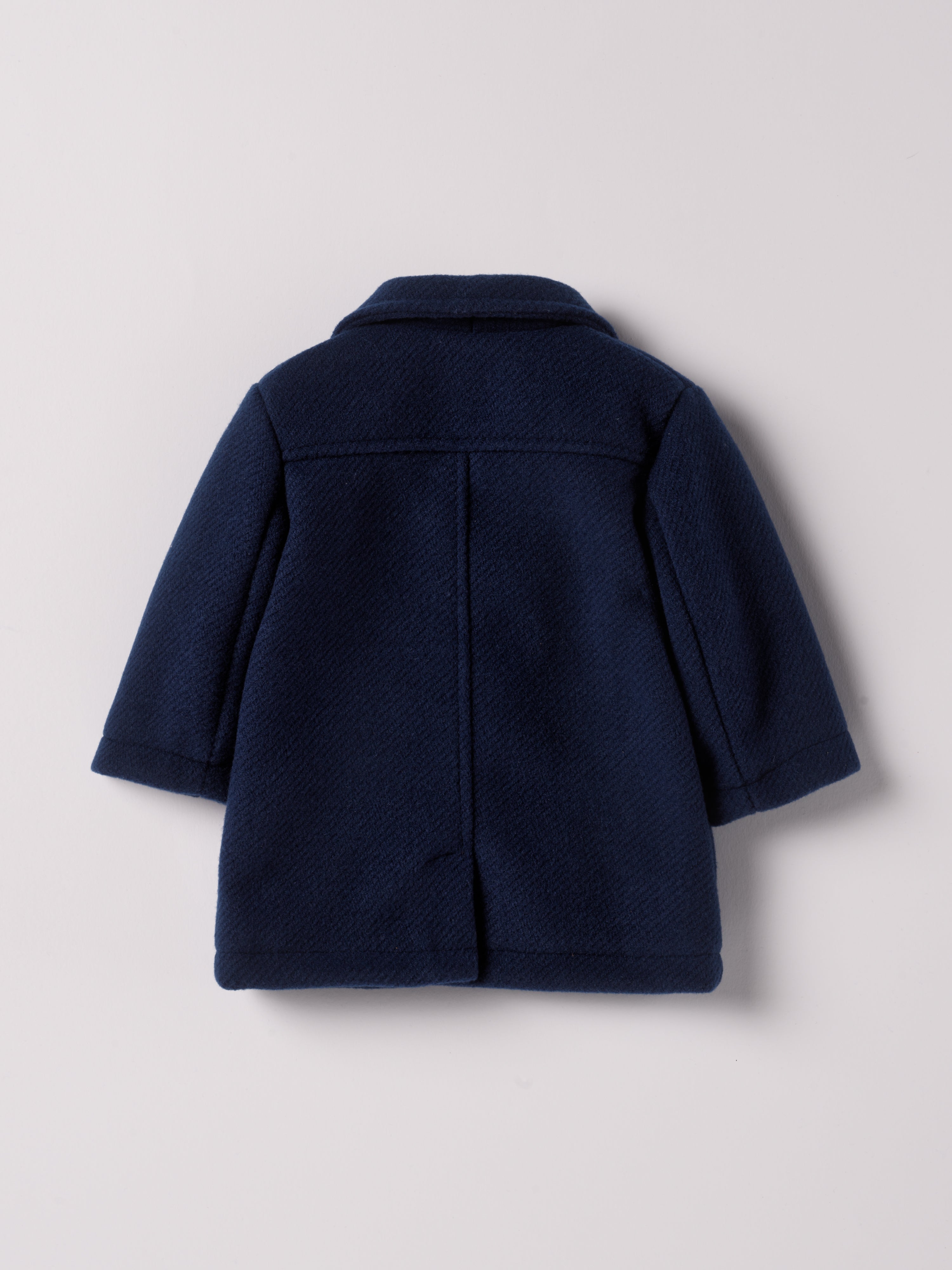 Der stilvolle, blaue Herbstmantel von AMIO Firenze ist der ideale Begleiter für kühle Tage. Das weiche, angenehm wärmende Material bietet hohen Tragekomfort, während die sorgfältige Verarbeitung und perfekte Passform für eine moderne Silhouette sorgen. Dank seiner Strapazierfähigkeit eignet sich der Mantel sowohl für den Alltag als auch für besondere Anlässe.
Höchste Qualität, bestes Preis-Leistungs-Verhältnis MADE IN ITALY.