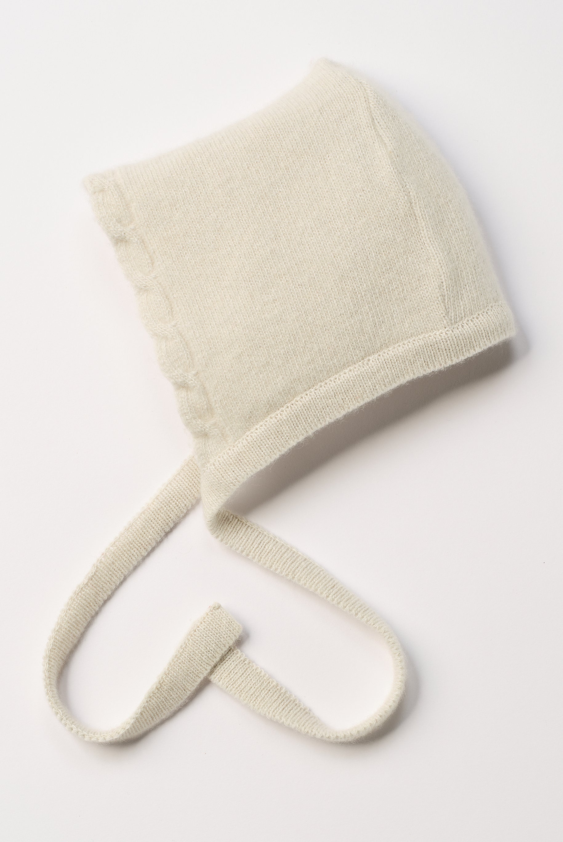 Das weiche und wärmespendende Strickhäubchen von AMIO Firenze ist das perfekte Accessoire für die kalte Jahreszeit. Maximaler Tragekomfort, gepaart mit einer herausragenden Passform.
Höchste Qualität, bestes Preis-Leistungs-Verhältnis MADE IN ITALY.