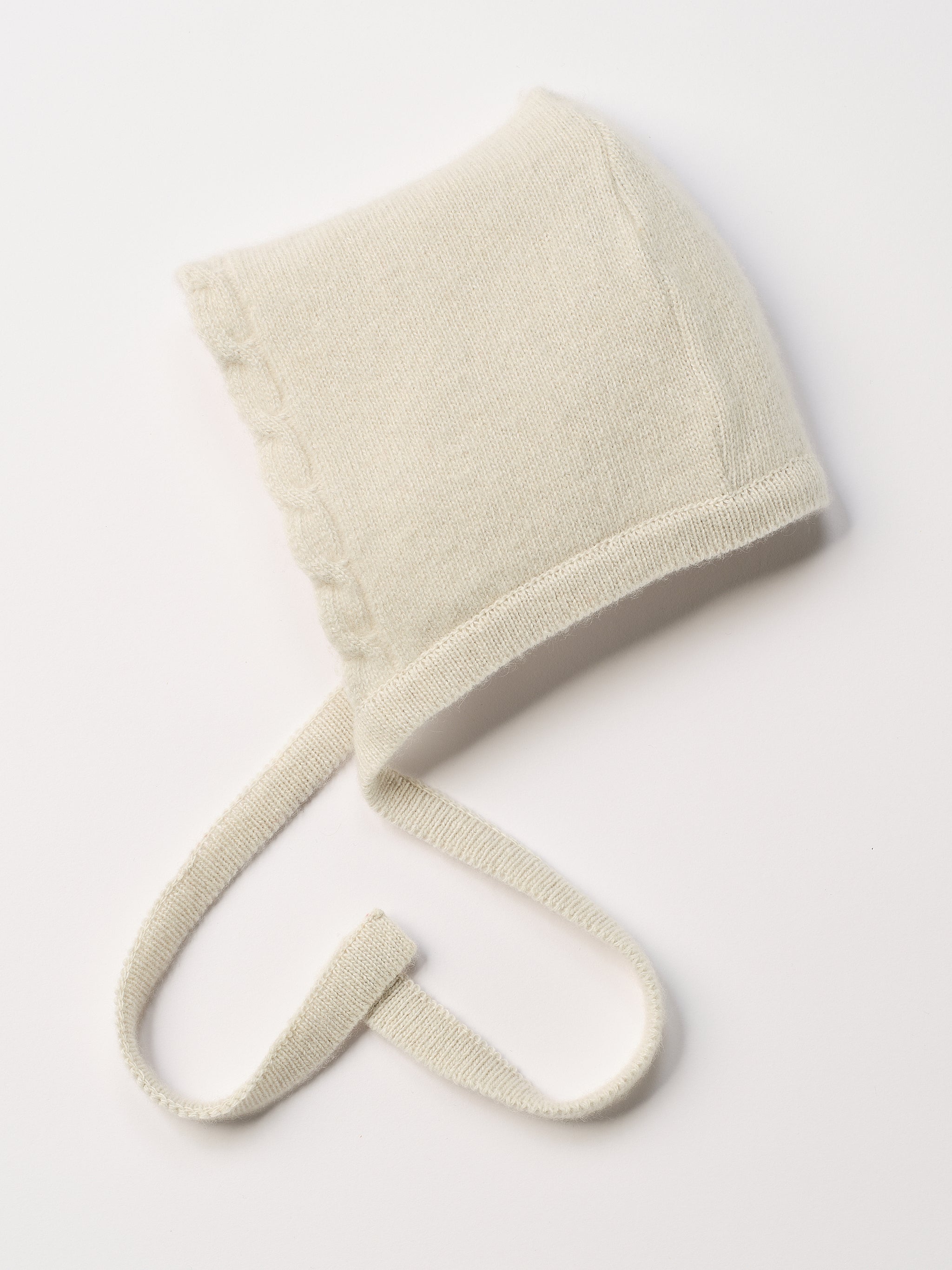 Das weiche und wärmespendende Strickhäubchen von AMIO Firenze ist das perfekte Accessoire für die kalte Jahreszeit. Maximaler Tragekomfort, gepaart mit einer herausragenden Passform.
Höchste Qualität, bestes Preis-Leistungs-Verhältnis MADE IN ITALY.