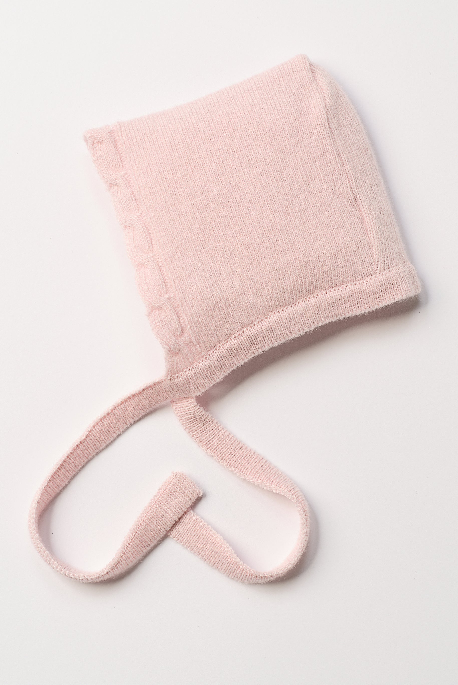 Das weiche und wärmespendende Strickhäubchen von AMIO Firenze ist das perfekte Accessoire für die kalte Jahreszeit. Maximaler Tragekomfort, gepaart mit einer herausragenden Passform.
Höchste Qualität, bestes Preis-Leistungs-Verhältnis MADE IN ITALY.