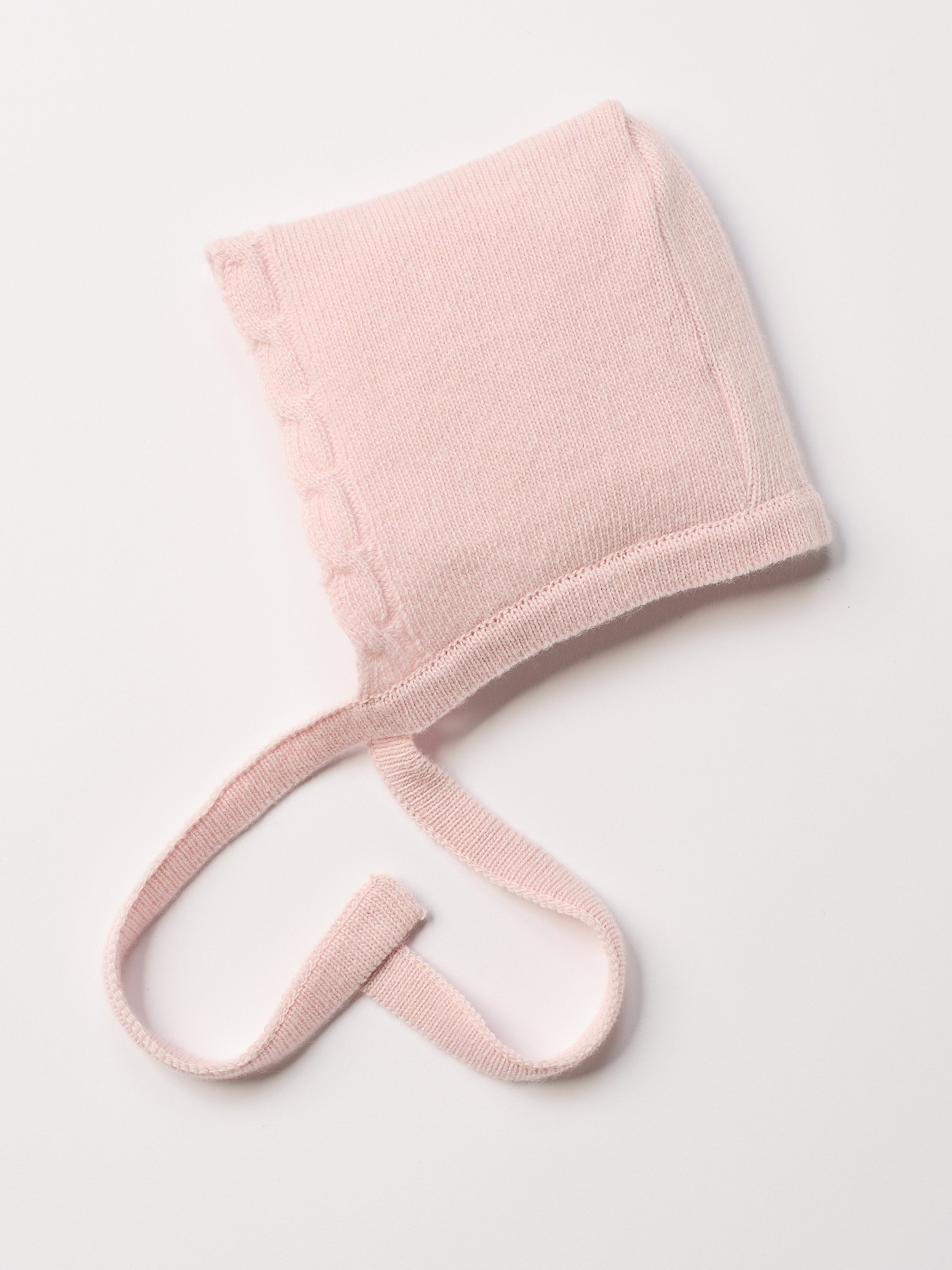 Das weiche und wärmespendende Strickhäubchen von AMIO Firenze ist das perfekte Accessoire für die kalte Jahreszeit. Maximaler Tragekomfort, gepaart mit einer herausragenden Passform.
Höchste Qualität, bestes Preis-Leistungs-Verhältnis MADE IN ITALY.