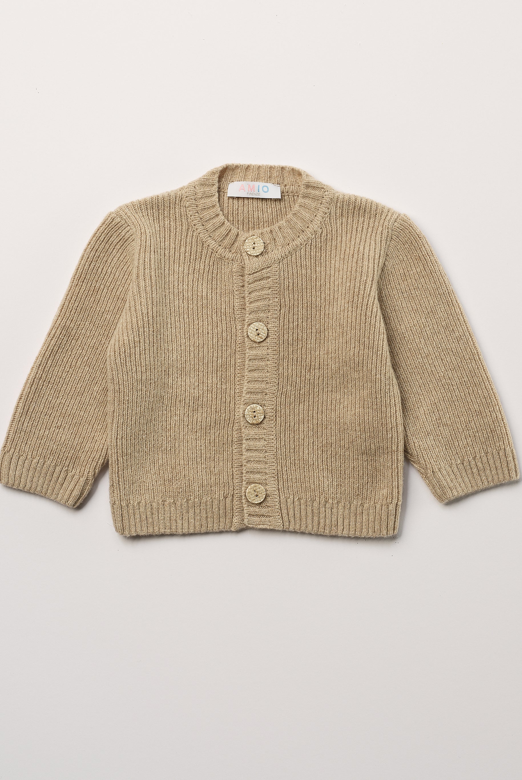 Der Strick-Cardigan von AMIO Firenze ist dank seiner weichen, leichten und wärmenden Eigenschaften der perfekte Begleiter für kühlere Tage. Sein klassisches Design macht es zu einem eleganten Kleidungsstück, das man immer wieder zu festlichen oder alltäglichen Outfits kombiniert. Die echten Holzknöpfe verleihen dem Cardigan eine besonders gemütliche Note.
Höchste Qualität, bestes Preis-Leistungs-Verhältnis MADE IN ITALY.