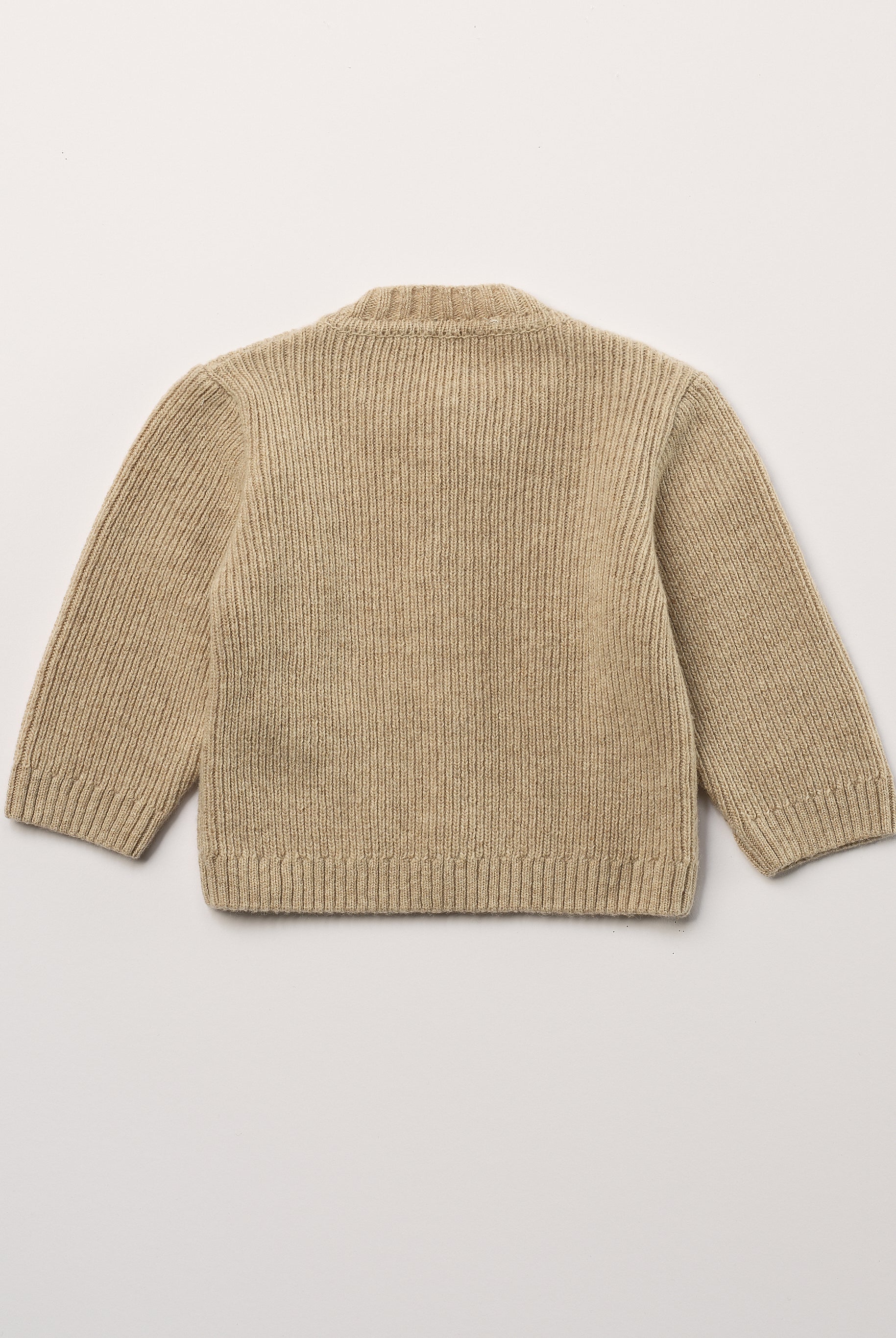 Der Strick-Cardigan von AMIO Firenze ist dank seiner weichen, leichten und wärmenden Eigenschaften der perfekte Begleiter für kühlere Tage. Sein klassisches Design macht es zu einem eleganten Kleidungsstück, das man immer wieder zu festlichen oder alltäglichen Outfits kombiniert. Die echten Holzknöpfe verleihen dem Cardigan eine besonders gemütliche Note.
Höchste Qualität, bestes Preis-Leistungs-Verhältnis MADE IN ITALY.