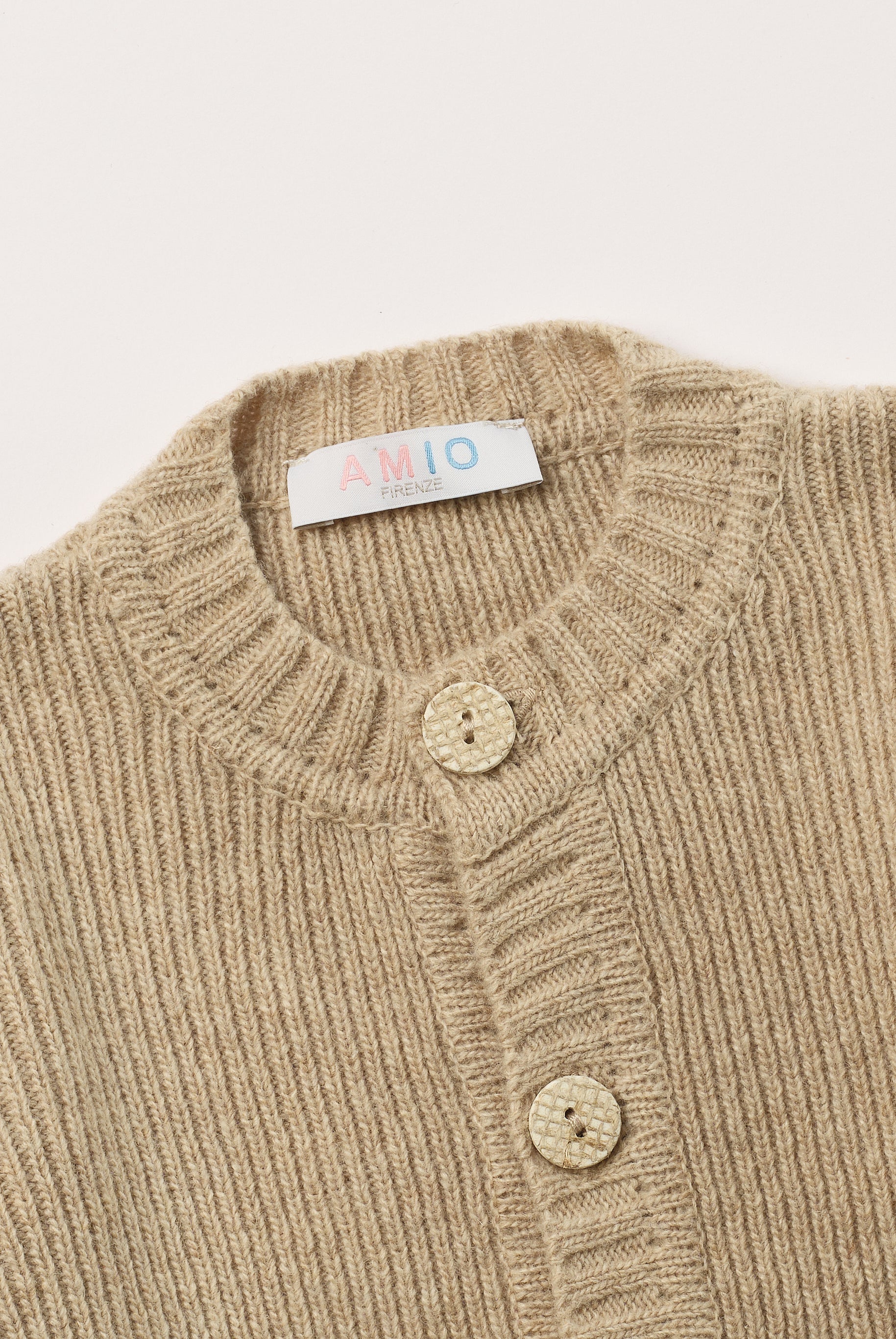 Der Strick-Cardigan von AMIO Firenze ist dank seiner weichen, leichten und wärmenden Eigenschaften der perfekte Begleiter für kühlere Tage. Sein klassisches Design macht es zu einem eleganten Kleidungsstück, das man immer wieder zu festlichen oder alltäglichen Outfits kombiniert. Die echten Holzknöpfe verleihen dem Cardigan eine besonders gemütliche Note.
Höchste Qualität, bestes Preis-Leistungs-Verhältnis MADE IN ITALY.