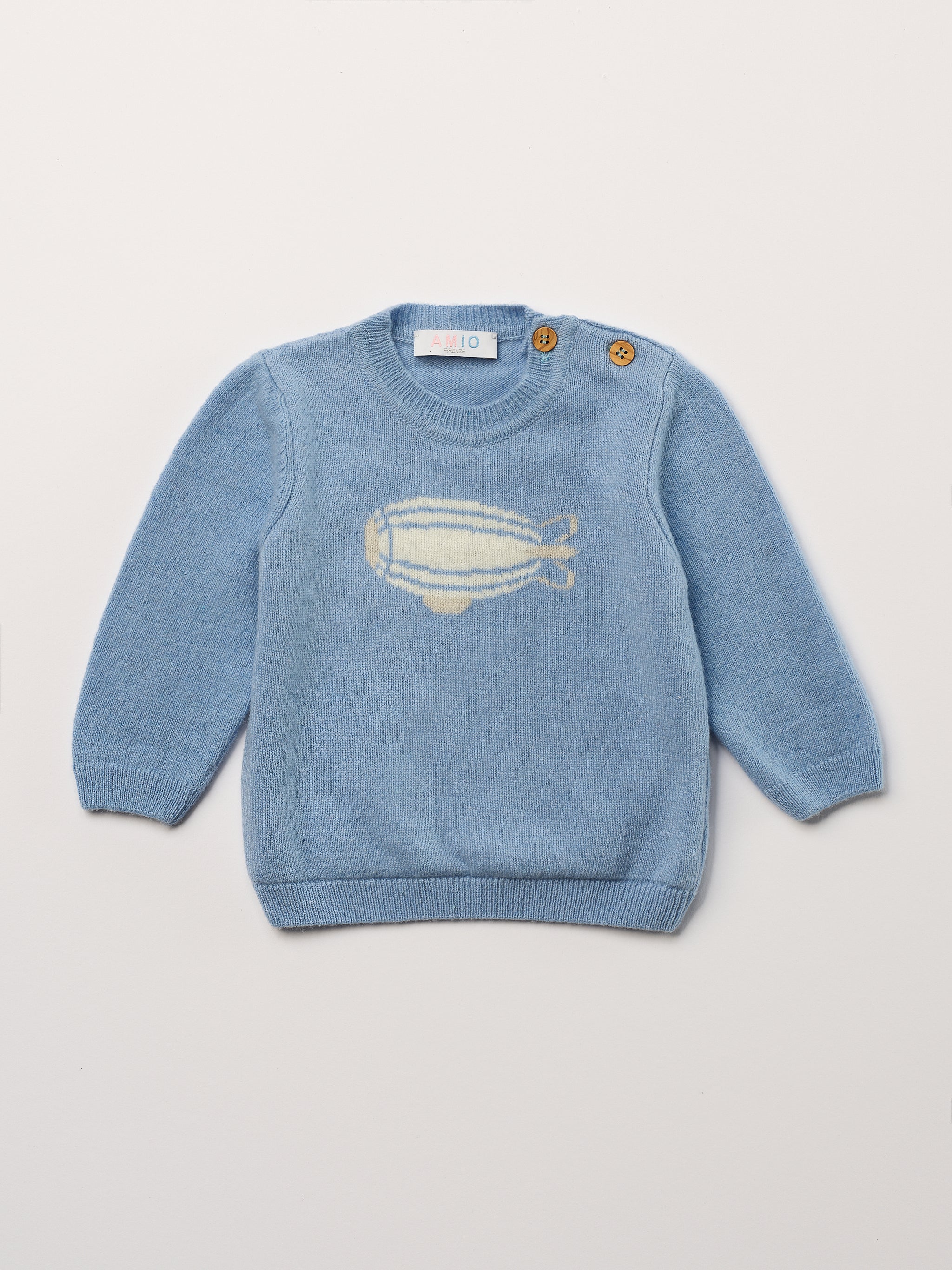 Der weiche und wärmespendende Strickpullover von AMIO Firenze ist der perfekte Begleiter für die kalte Jahreszeit. Vielseitig kombinierbar und aufgrund der Materialzusammensetzung strapazierfähig für den Alltag. Maximaler Tragekomfort, gepaart mit einer herausragenden Passform. Das moderne Design mit den Holzknöpfen macht den Pullover vielseitig kombinierbar, ob sportlich oder elegant.
Höchste Qualität, bestes Preis-Leistungs-Verhältnis MADE IN ITALY.