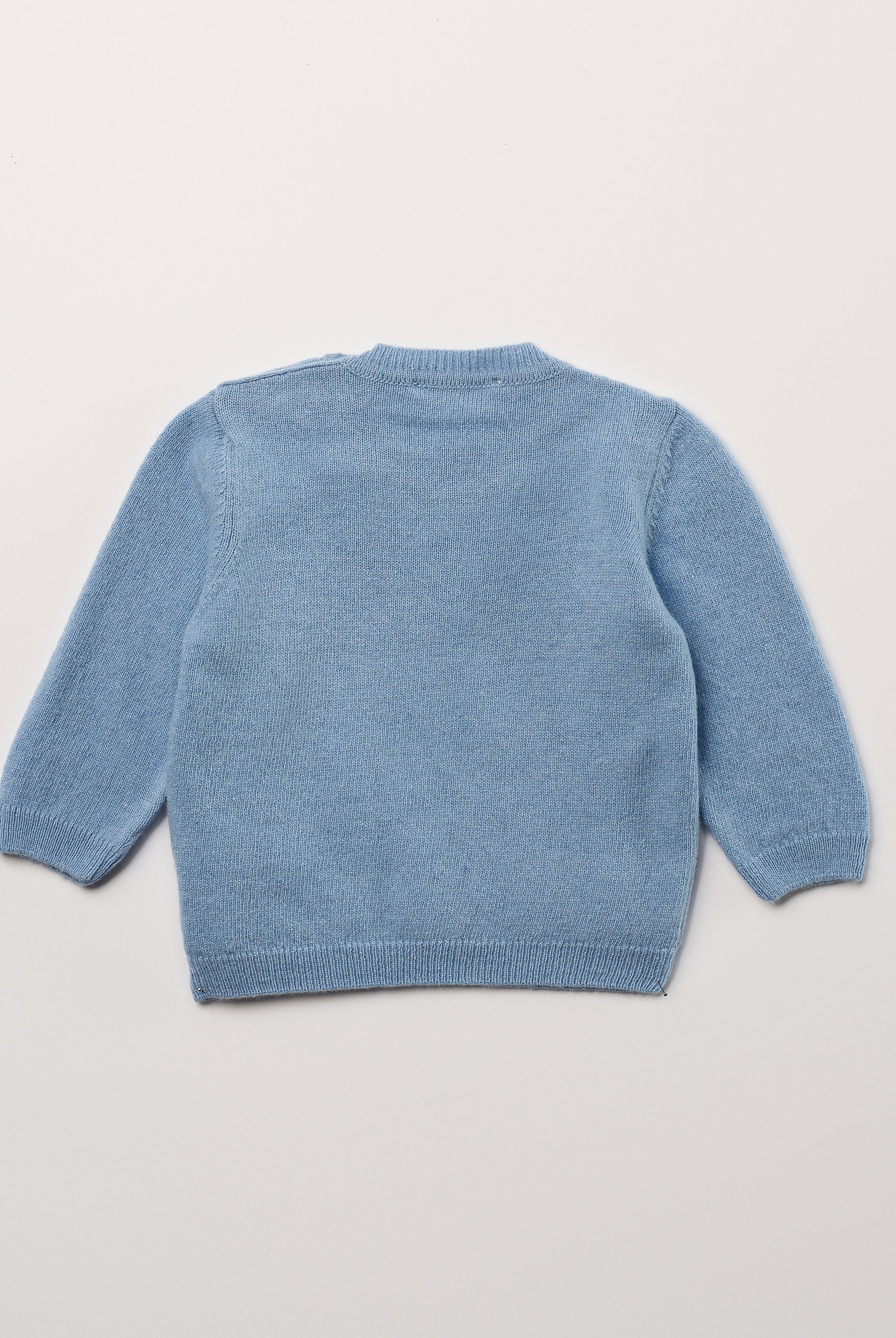 Der weiche und wärmespendende Strickpullover von AMIO Firenze ist der perfekte Begleiter für die kalte Jahreszeit. Vielseitig kombinierbar und aufgrund der Materialzusammensetzung strapazierfähig für den Alltag. Maximaler Tragekomfort, gepaart mit einer herausragenden Passform. Das moderne Design mit den Holzknöpfen macht den Pullover vielseitig kombinierbar, ob sportlich oder elegant.
Höchste Qualität, bestes Preis-Leistungs-Verhältnis MADE IN ITALY.