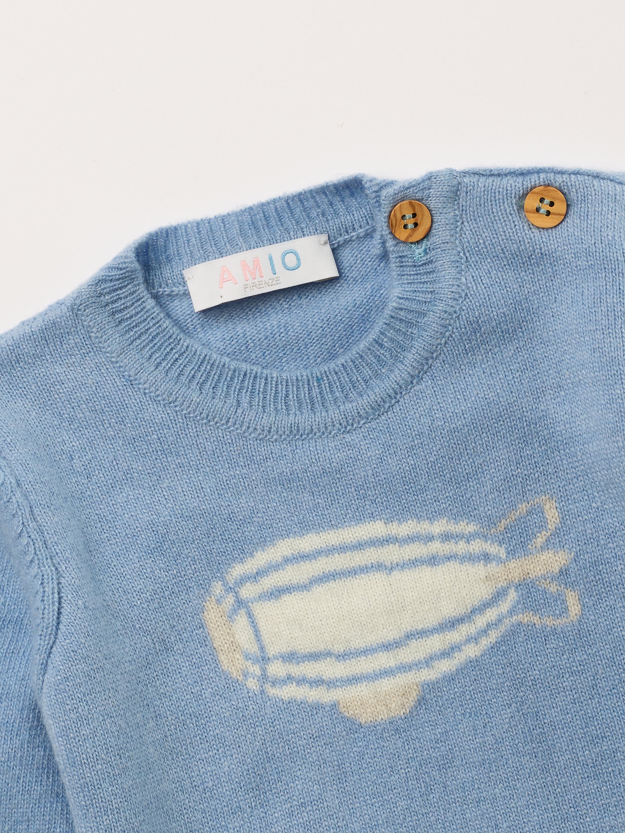 Der weiche und wärmespendende Strickpullover von AMIO Firenze ist der perfekte Begleiter für die kalte Jahreszeit. Vielseitig kombinierbar und aufgrund der Materialzusammensetzung strapazierfähig für den Alltag. Maximaler Tragekomfort, gepaart mit einer herausragenden Passform. Das moderne Design mit den Holzknöpfen macht den Pullover vielseitig kombinierbar, ob sportlich oder elegant.
Höchste Qualität, bestes Preis-Leistungs-Verhältnis MADE IN ITALY.