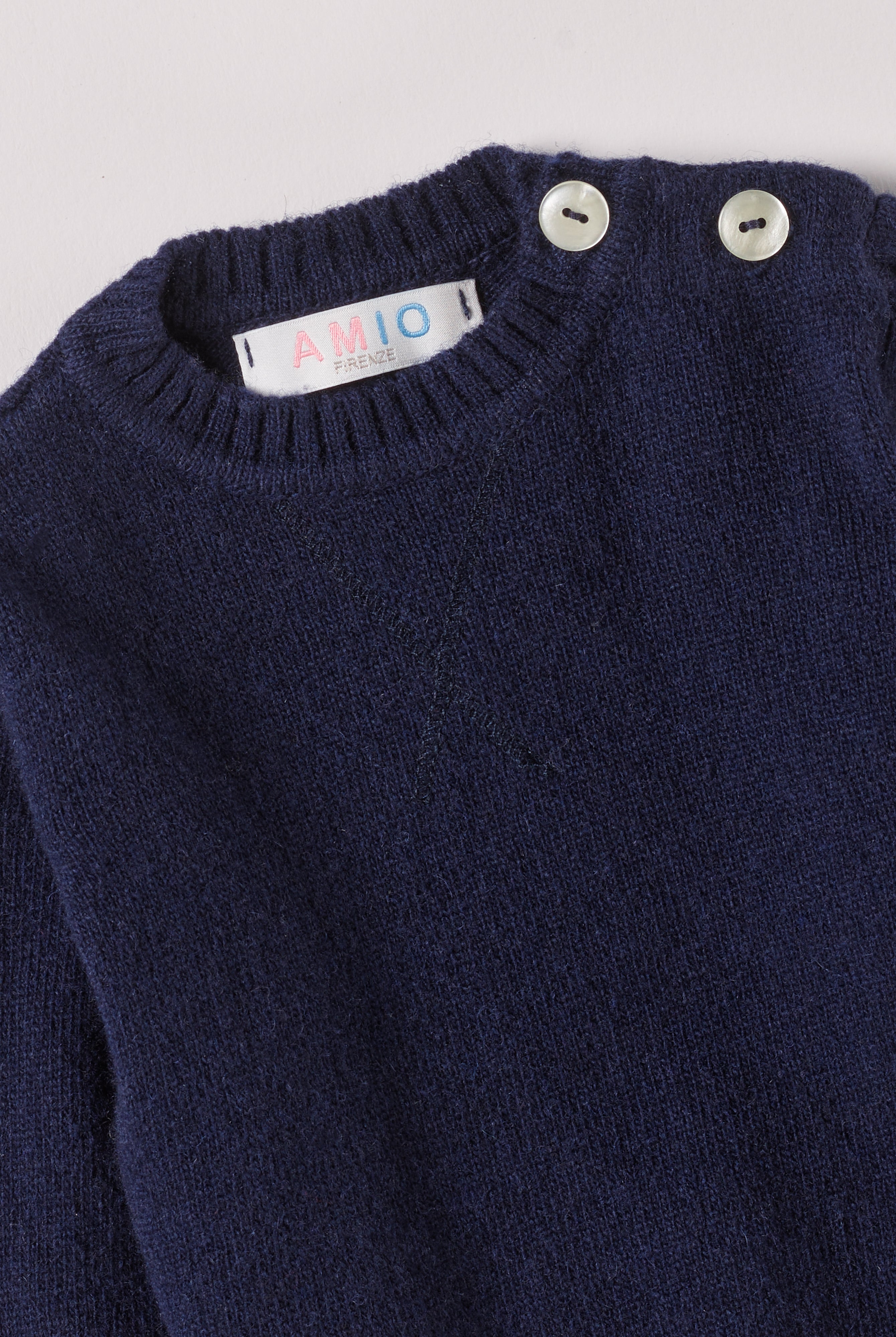 Der weiche und wärmespendende Strickpullover von AMIO Firenze ist der perfekte Begleiter für die kalte Jahreszeit. Vielseitig kombinierbar und aufgrund der Materialzusammensetzung strapazierfähig für den Alltag. Maximaler Tragekomfort, gepaart mit einer herausragenden Passform.
Höchste Qualität, bestes Preis-Leistungs-Verhältnis MADE IN ITALY.