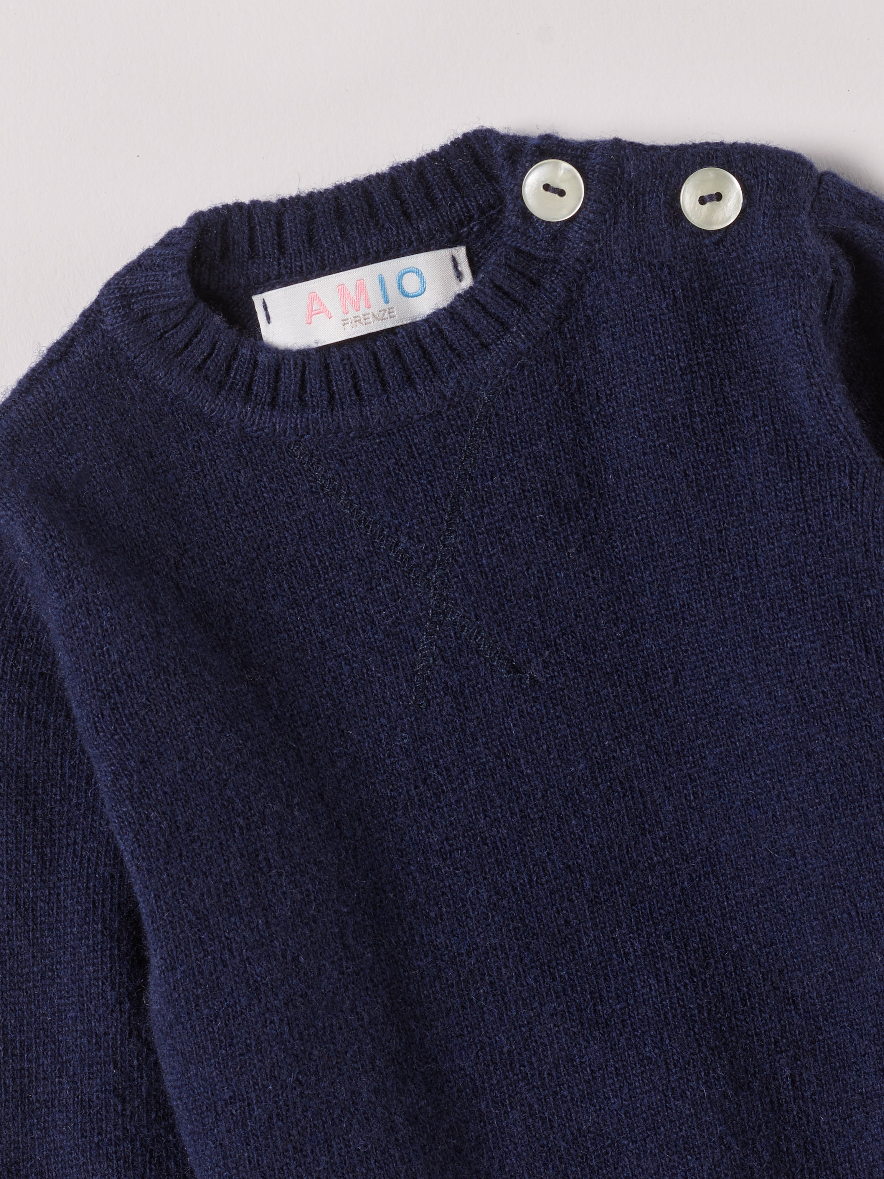 Der weiche und wärmespendende Strickpullover von AMIO Firenze ist der perfekte Begleiter für die kalte Jahreszeit. Vielseitig kombinierbar und aufgrund der Materialzusammensetzung strapazierfähig für den Alltag. Maximaler Tragekomfort, gepaart mit einer herausragenden Passform.
Höchste Qualität, bestes Preis-Leistungs-Verhältnis MADE IN ITALY.