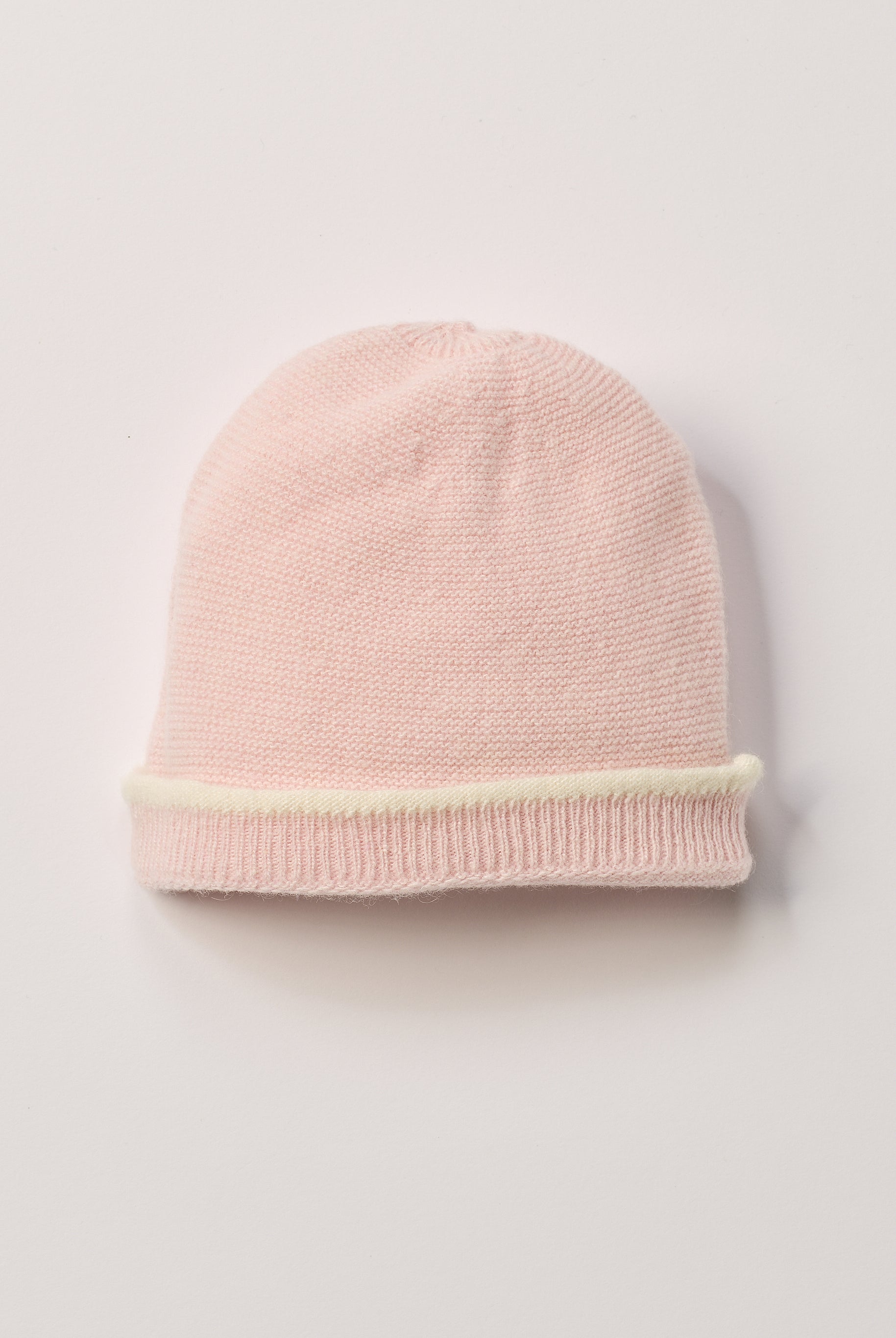 Die weiche und wärmespendende Strickmütze von AMIO Firenze ist das perfekte Accessoire für die kalte Jahreszeit. Maximaler Tragekomfort, gepaart mit einer herausragenden Passform. Die Materialzusammensetzung macht die Mütze elastisch und lässt diese auch mitwachsen. Der Mützenumschlag lässt sich auch nach unten klappen, sodass man mindestens eine weitere Größe gewinnt.
Höchste Qualität, bestes Preis-Leistungs-Verhältnis MADE IN ITALY.