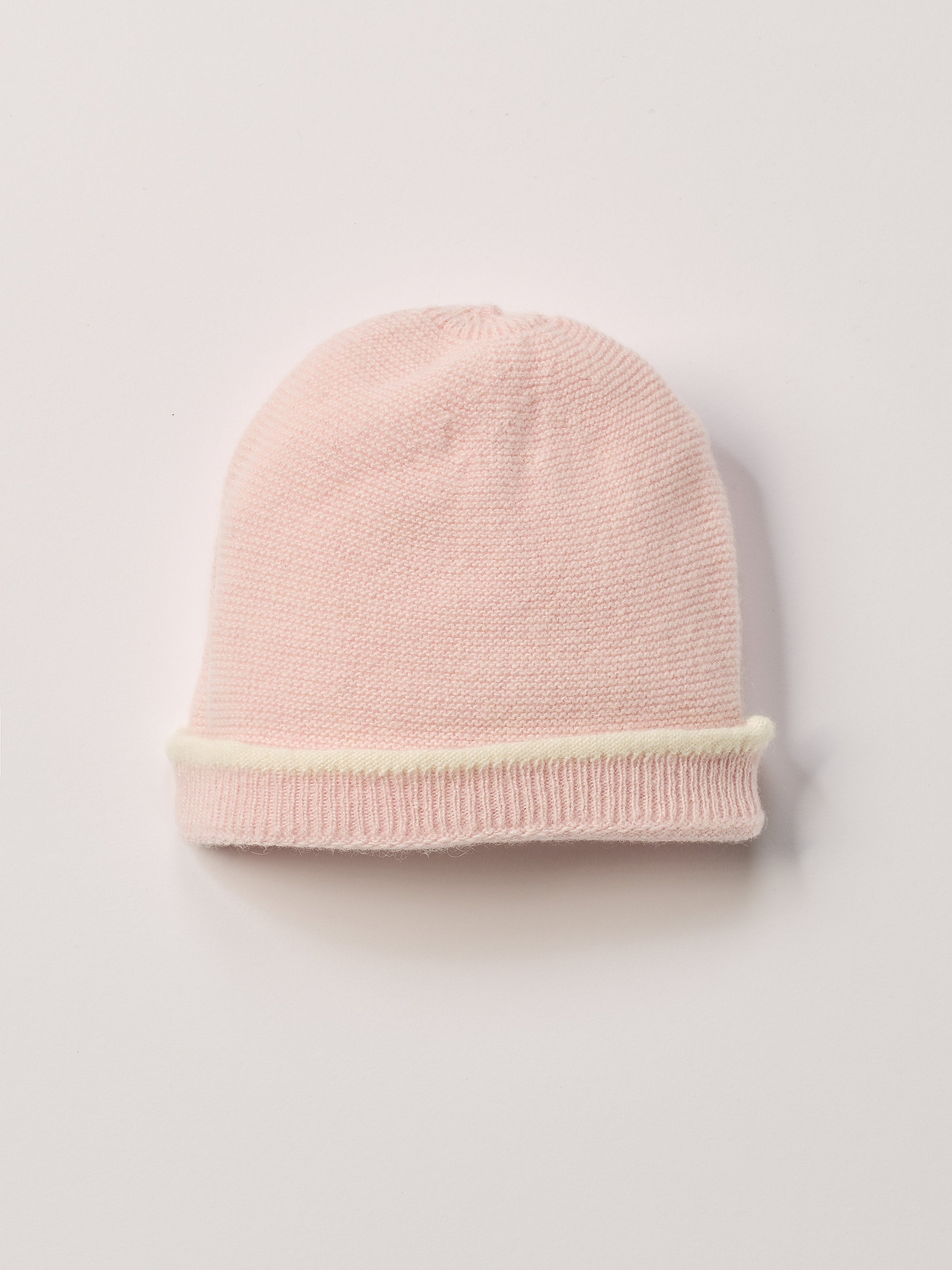 Die weiche und wärmespendende Strickmütze von AMIO Firenze ist das perfekte Accessoire für die kalte Jahreszeit. Maximaler Tragekomfort, gepaart mit einer herausragenden Passform. Die Materialzusammensetzung macht die Mütze elastisch und lässt diese auch mitwachsen. Der Mützenumschlag lässt sich auch nach unten klappen, sodass man mindestens eine weitere Größe gewinnt.
Höchste Qualität, bestes Preis-Leistungs-Verhältnis MADE IN ITALY.