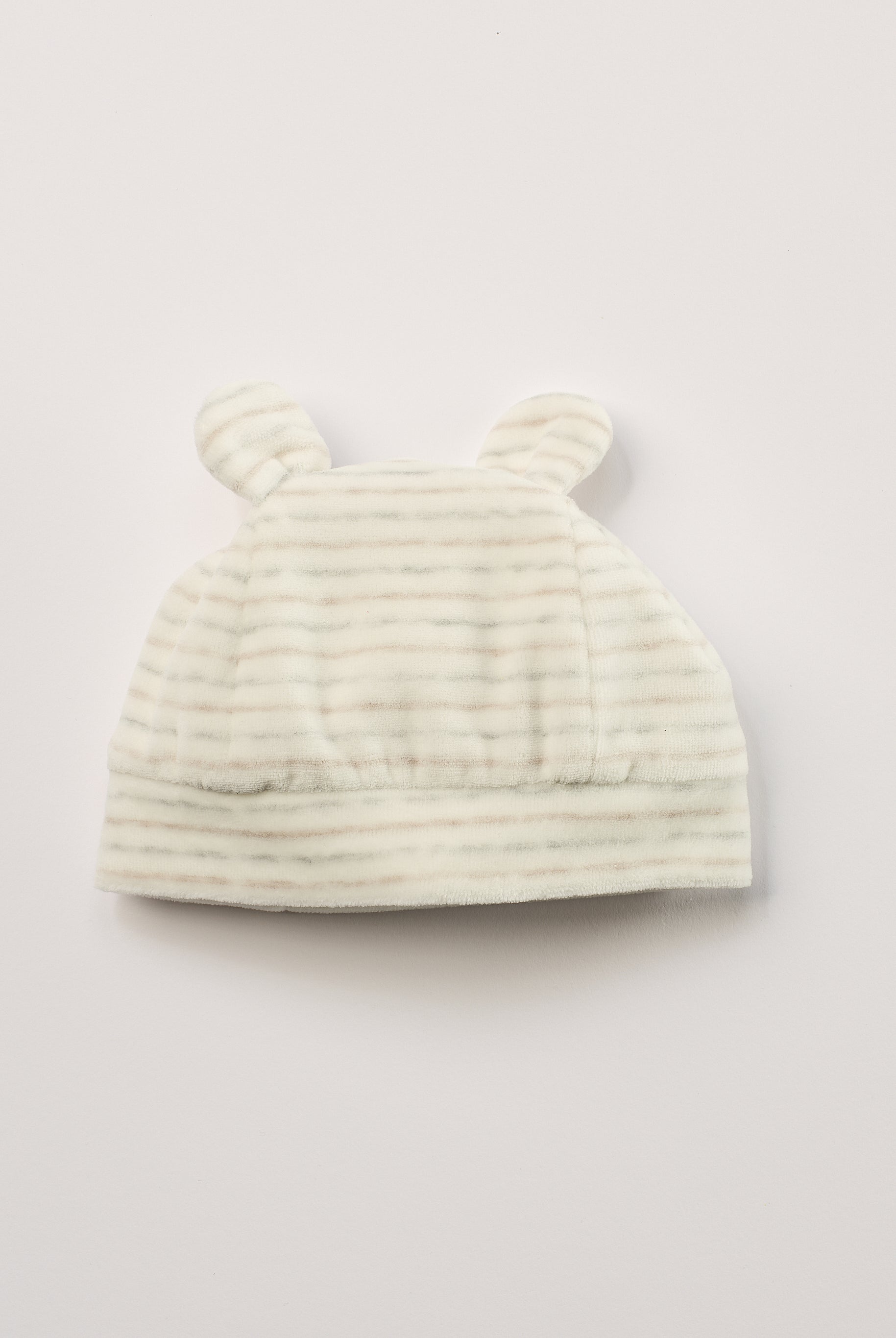 Die weiche und wärmespendende Mütze von AMIO Firenze ist das perfekte Accessoire für die kalte Jahreszeit. Maximaler Tragekomfort, gepaart mit einer herausragenden Passform aus Samt (Ciniglia). Die angenähten Öhrchen verleihen der Mütze einen besonders niedlichen Touch.
Höchste Qualität, bestes Preis-Leistungs-Verhältnis MADE IN ITALY.