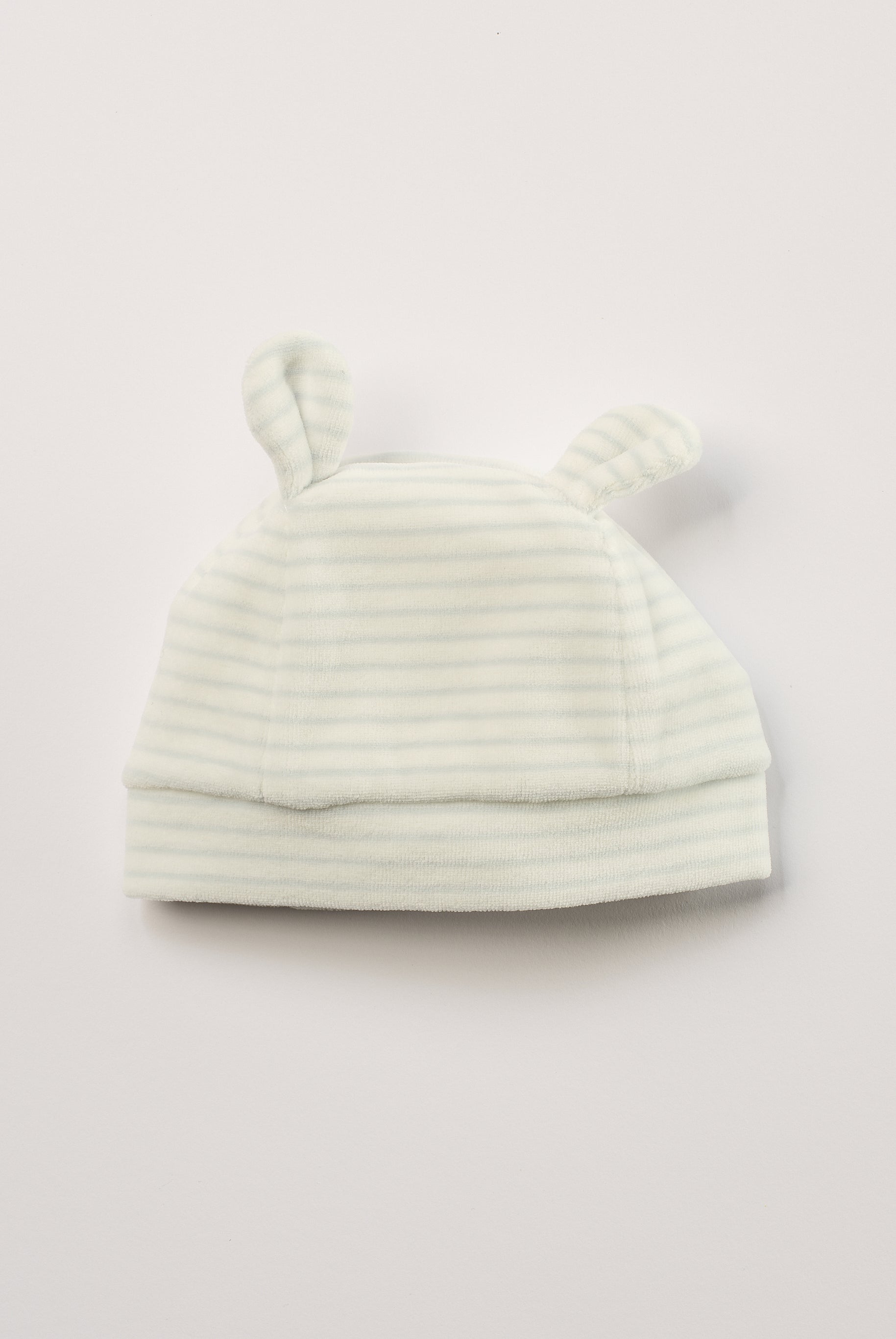 Die weiche und wärmespendende Mütze von AMIO Firenze ist das perfekte Accessoire für die kalte Jahreszeit. Maximaler Tragekomfort, gepaart mit einer herausragenden Passform aus Samt (Ciniglia). Die angenähten Öhrchen verleihen der Mütze einen besonders niedlichen Touch.
Höchste Qualität, bestes Preis-Leistungs-Verhältnis MADE IN ITALY.