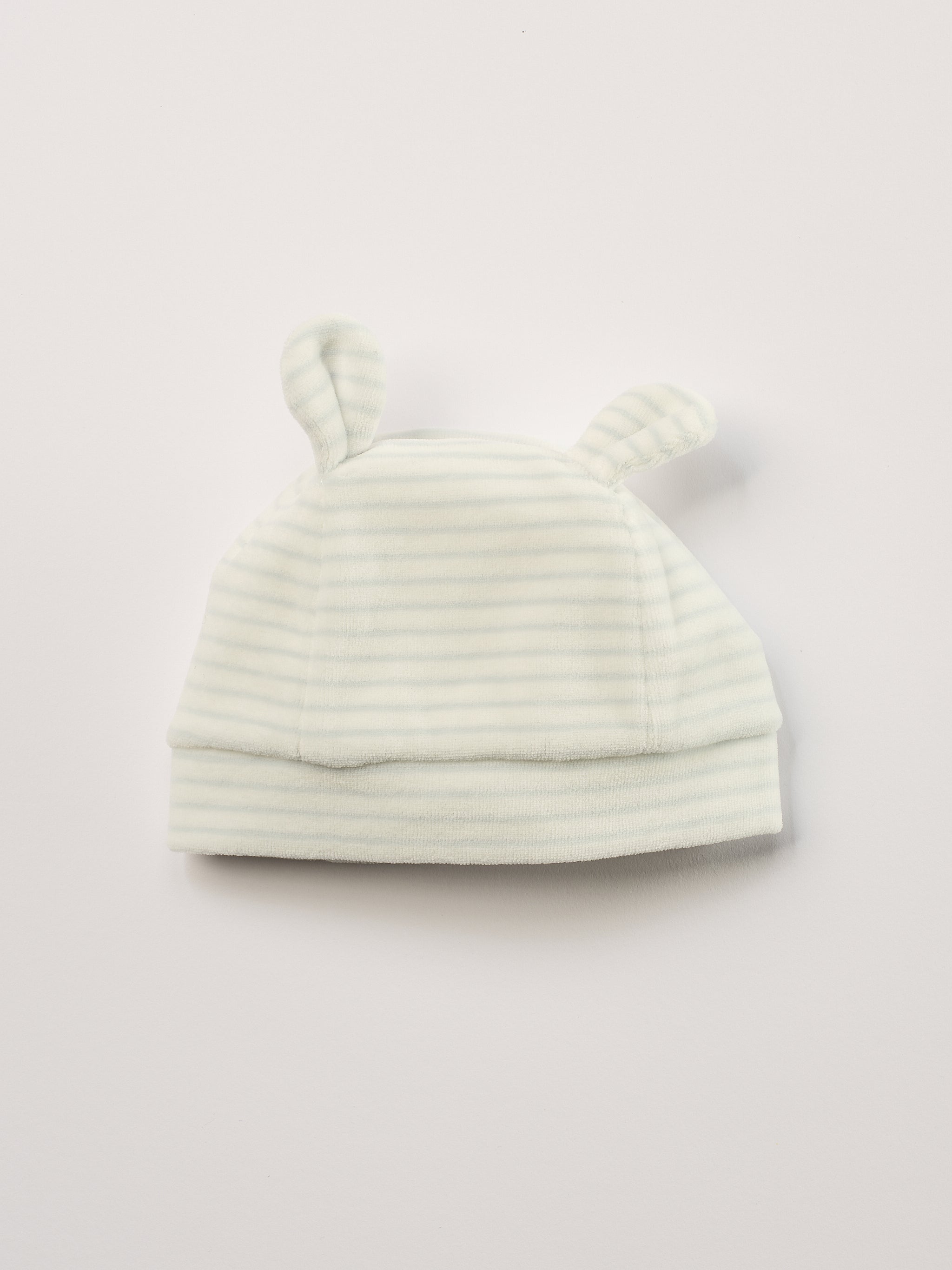 Die weiche und wärmespendende Mütze von AMIO Firenze ist das perfekte Accessoire für die kalte Jahreszeit. Maximaler Tragekomfort, gepaart mit einer herausragenden Passform aus Samt (Ciniglia). Die angenähten Öhrchen verleihen der Mütze einen besonders niedlichen Touch.
Höchste Qualität, bestes Preis-Leistungs-Verhältnis MADE IN ITALY.