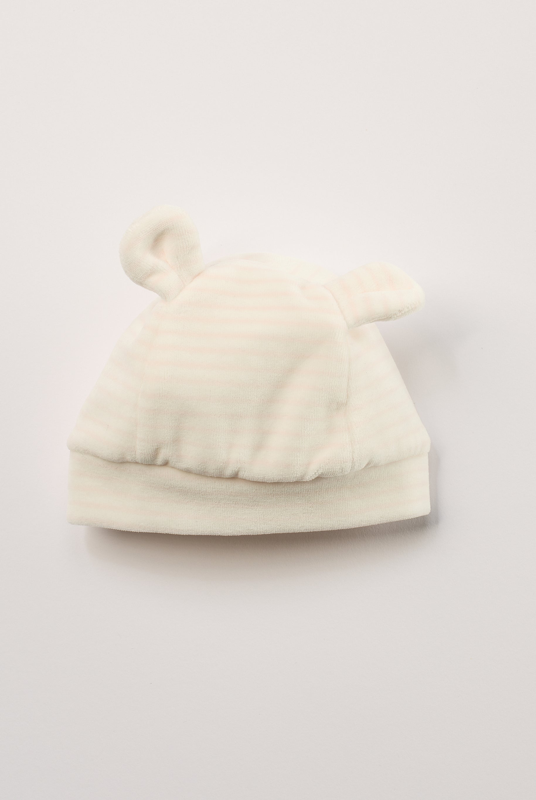 Die weiche und wärmespendende Mütze von AMIO Firenze ist das perfekte Accessoire für die kalte Jahreszeit. Maximaler Tragekomfort, gepaart mit einer herausragenden Passform aus Samt. Die angenähten Öhrchen verleihen der Mütze einen besonders niedlichen Touch.
Höchste Qualität, bestes Preis-Leistungs-Verhältnis MADE IN ITALY.