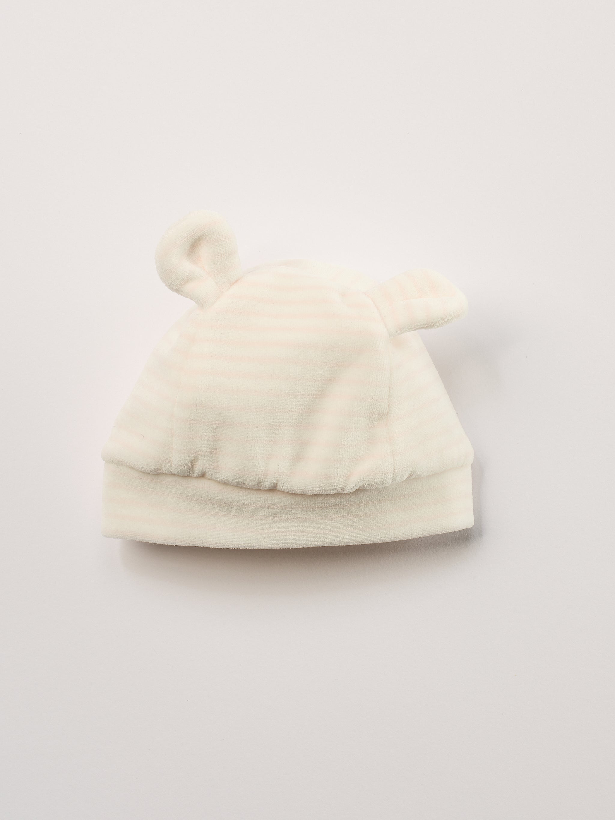 Die weiche und wärmespendende Mütze von AMIO Firenze ist das perfekte Accessoire für die kalte Jahreszeit. Maximaler Tragekomfort, gepaart mit einer herausragenden Passform aus Samt. Die angenähten Öhrchen verleihen der Mütze einen besonders niedlichen Touch.
Höchste Qualität, bestes Preis-Leistungs-Verhältnis MADE IN ITALY.