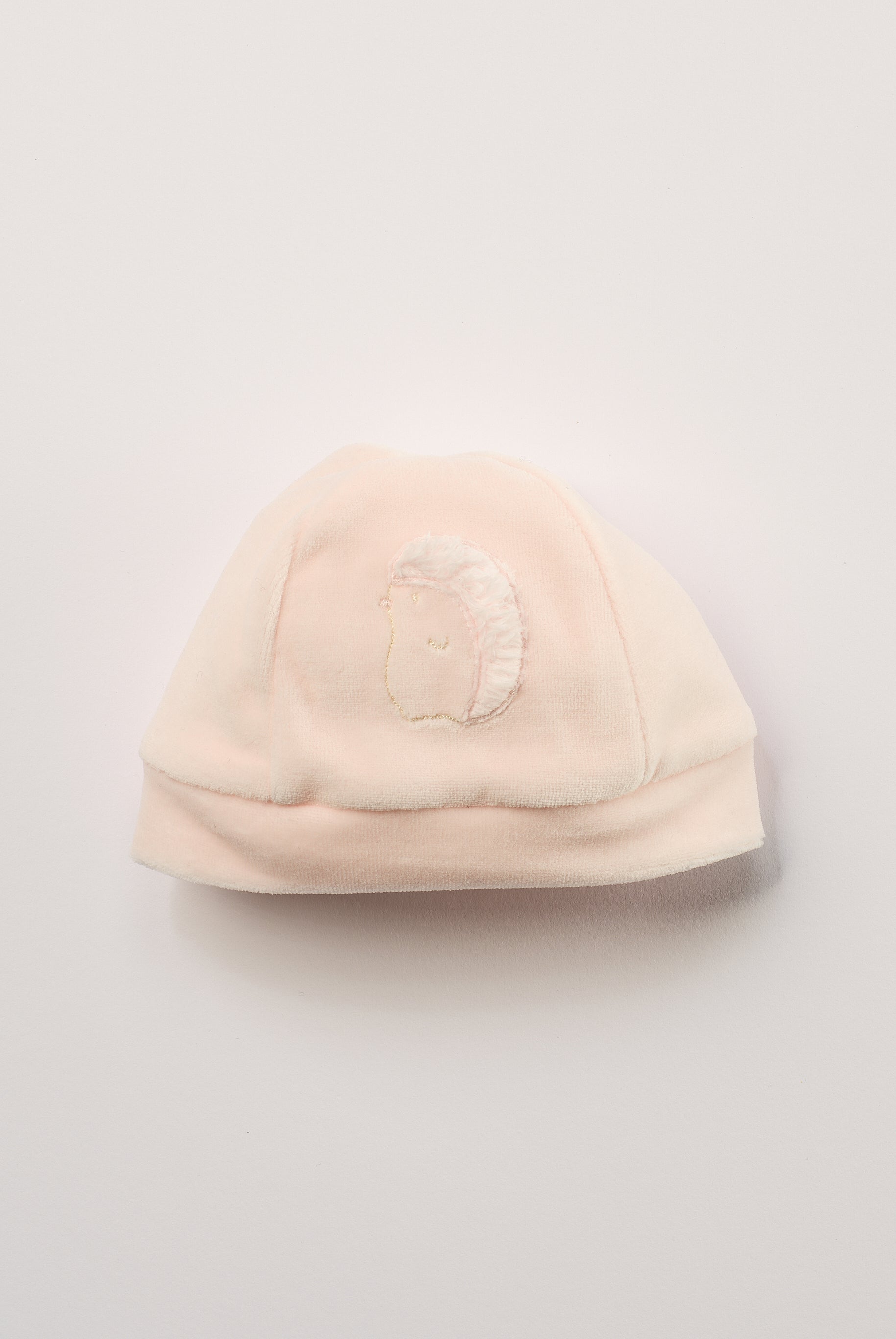 Die weiche und wärmespendende Mütze von AMIO Firenze in rosa ist das perfekte Accessoire für die kalte Jahreszeit. Maximaler Tragekomfort, gepaart mit einer herausragenden Passform aus Samt (Ciniglia). Der aufgenähte Igel verleiht der Mütze einen besonderen Charme.
Höchste Qualität, bestes Preis-Leistungs-Verhältnis MADE IN ITALY.