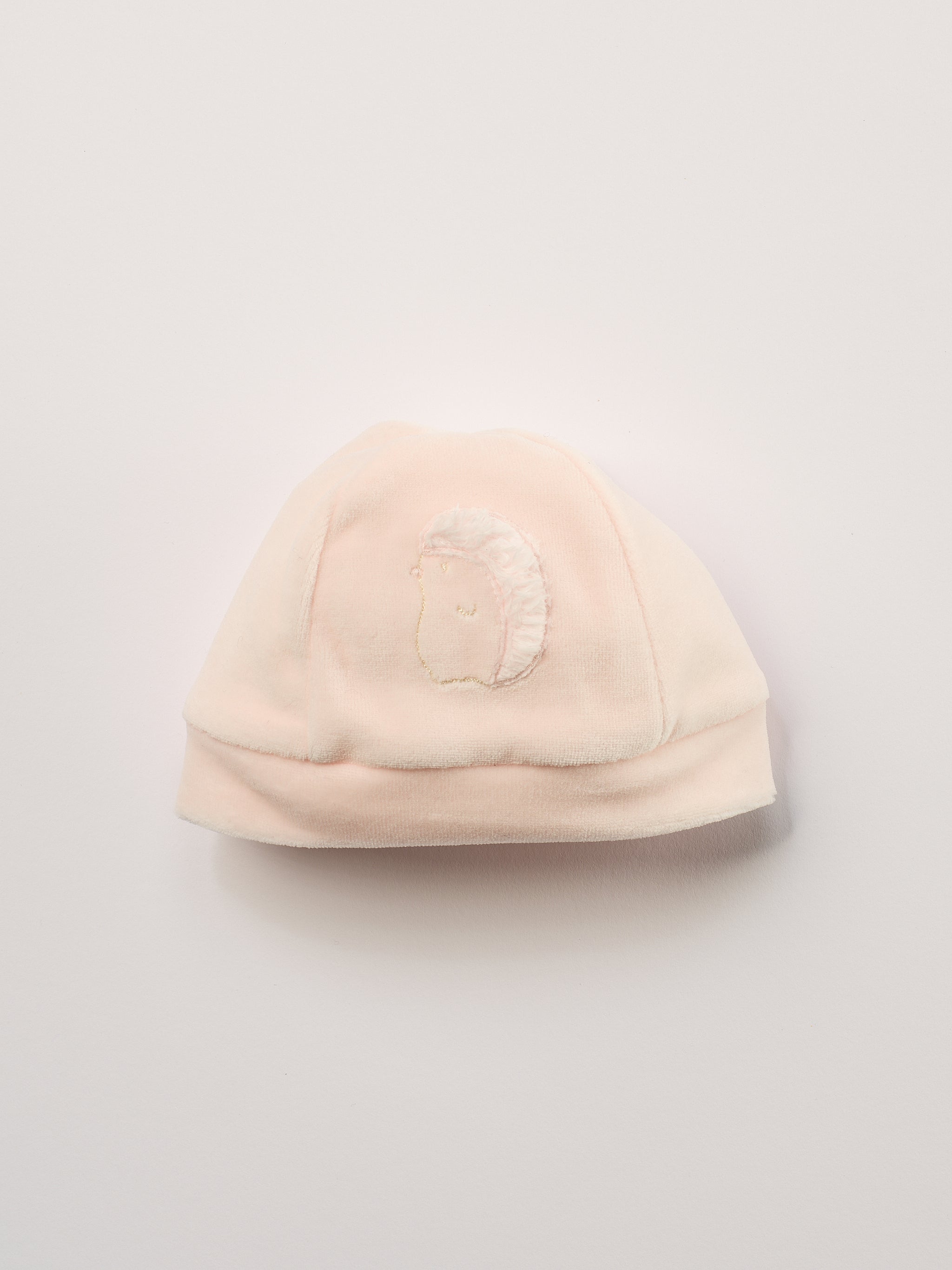 Die weiche und wärmespendende Mütze von AMIO Firenze in rosa ist das perfekte Accessoire für die kalte Jahreszeit. Maximaler Tragekomfort, gepaart mit einer herausragenden Passform aus Samt (Ciniglia). Der aufgenähte Igel verleiht der Mütze einen besonderen Charme.
Höchste Qualität, bestes Preis-Leistungs-Verhältnis MADE IN ITALY.