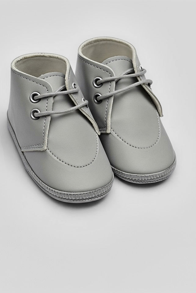 Die perlgrauen Baby Schuhe mit Schnürung aus Kunstleder sind ein Klassiker und ergänzen jedes Outfit in der kalten Jahreszeit. Die filigrane Handarbeit zieht sich auch im Innenleben der Schuhe fort. Die verarbeitete Baumwolle sorgt für ein angenehmes Tragegefühl. Ein absolutes AMIO Firenze Must-Have für die kalte Jahreszeit. Unsere Schuhe werden in einer ansprechenden Geschenkbox präsentiert.
Höchste Qualität, bestes Preis-Leistungs-Verhältnis MADE IN ITALY.