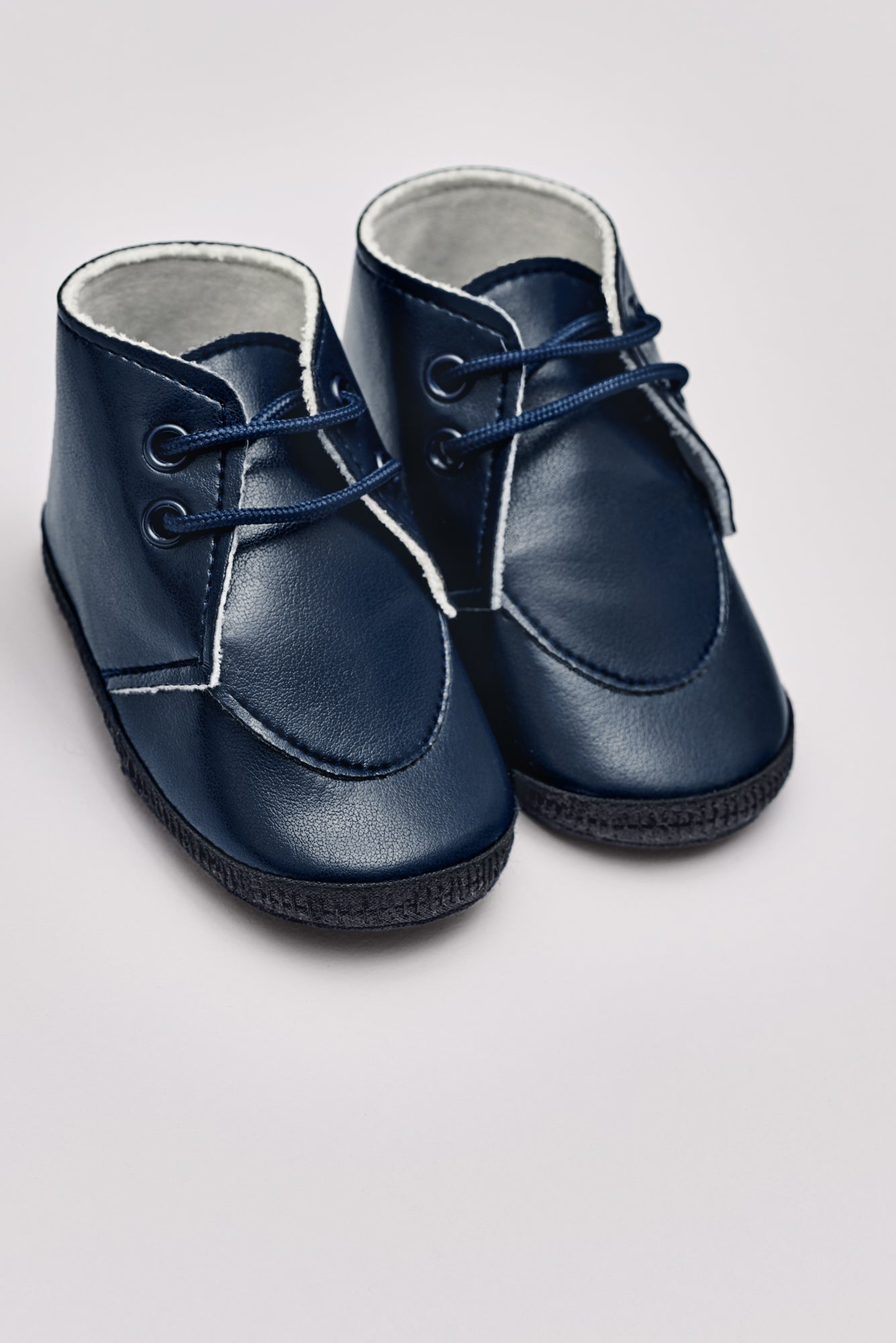 Die dunkelblauen Baby Schuhe mit Schnürung aus Kunstleder sind ein Klassiker und ergänzen jedes Outfit in der kalten Jahreszeit. Die filigrane Handarbeit zieht sich auch im Innenleben der Schuhe fort. Die verarbeitete Baumwolle sorgt für ein angenehmes Tragegefühl. Ein absolutes AMIO Firenze Must-Have für die kalte Jahreszeit. Unsere Schuhe werden in einer ansprechenden Geschenkbox präsentiert.
Höchste Qualität, bestes Preis-Leistungs-Verhältnis MADE IN ITALY.