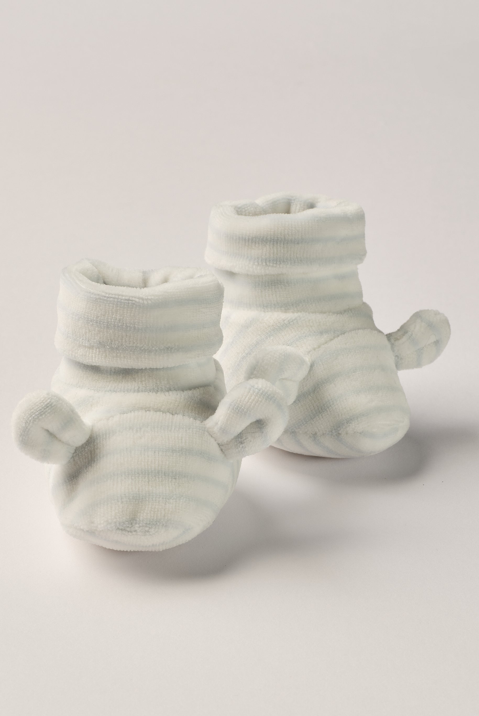 Die himmelblauen Samt Baby Booties mit Örchen-Dekoration eignen sich perfekt als Geschenk für Babypartys oder als süße Schwangerschaftsankündigung für Freunde und Verwandte. Die Booties sind kuschelig weich und ein absolutes Must-Have für die kalte Jahreszeit. Unsere Samt-Booties werden in einer ansprechenden Geschenkbox präsentiert.
Höchste Qualität, bestes Preis-Leistungs-Verhältnis MADE IN ITALY.