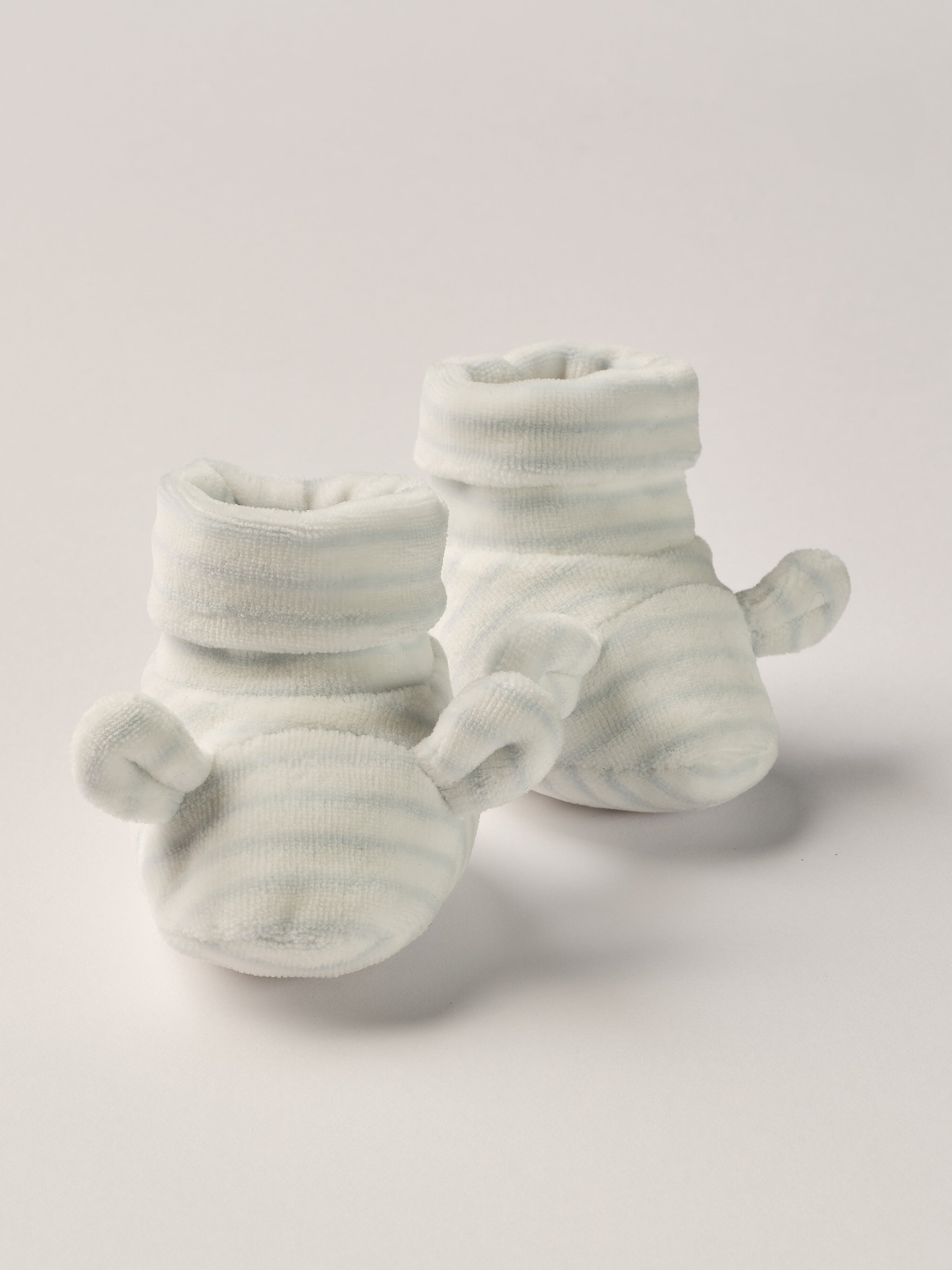 Die himmelblauen Samt Baby Booties mit Örchen-Dekoration eignen sich perfekt als Geschenk für Babypartys oder als süße Schwangerschaftsankündigung für Freunde und Verwandte. Die Booties sind kuschelig weich und ein absolutes Must-Have für die kalte Jahreszeit. Unsere Samt-Booties werden in einer ansprechenden Geschenkbox präsentiert.
Höchste Qualität, bestes Preis-Leistungs-Verhältnis MADE IN ITALY.