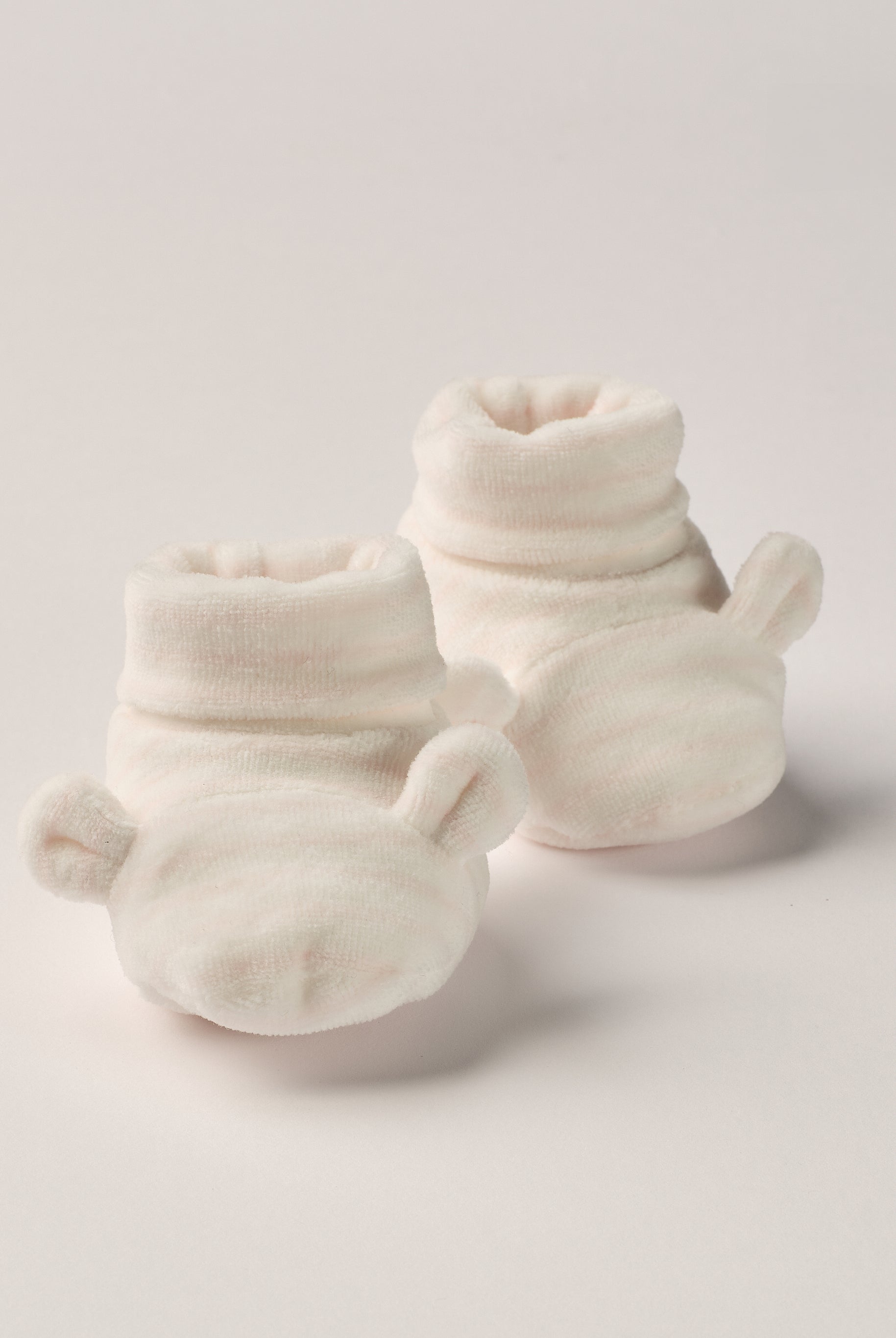 Die rosafarbigen Samt Baby Booties mit Örchen-Dekoration eignen sich perfekt als Geschenk für Babypartys oder als süße Schwangerschaftsankündigung für Freunde und Verwandte. Die Booties sind kuschelig weich und ein absolutes Must-Have für die Kalte Jahreszeit. Unsere Samt-Booties werden in einer ansprechenden Geschenkbox präsentiert.
Höchste Qualität, bestes Preis-Leistungs-Verhältnis MADE IN ITALY.