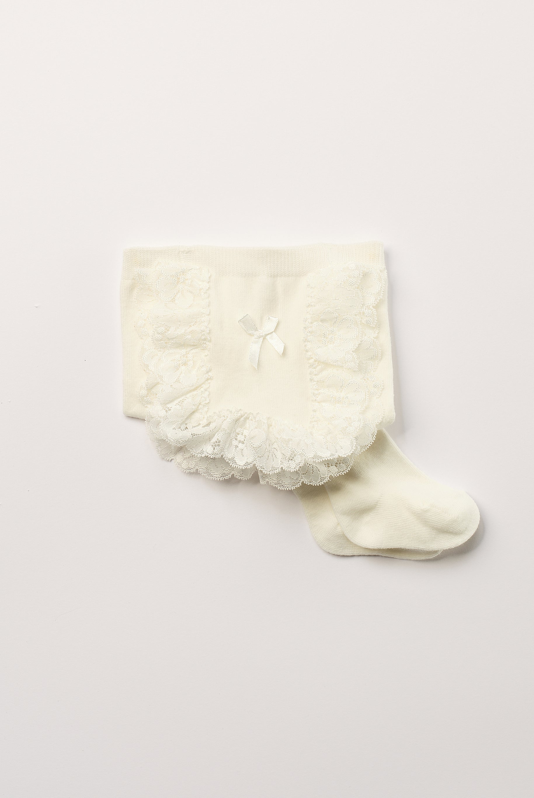 Die edlen Baby Strumpfhosen mit Spitze in creme von AMIO Firenze bieten maximalen Tragekomfort und brillieren mit ihrer Passform. Die zarten Rüschen aus hochwertiger Spitze verleihen einen eleganten Look. Ein Must-Have für jede Grundausstattung.
Höchste Qualität, bestes Preis-Leistungs-Verhältnis MADE IN ITALY.