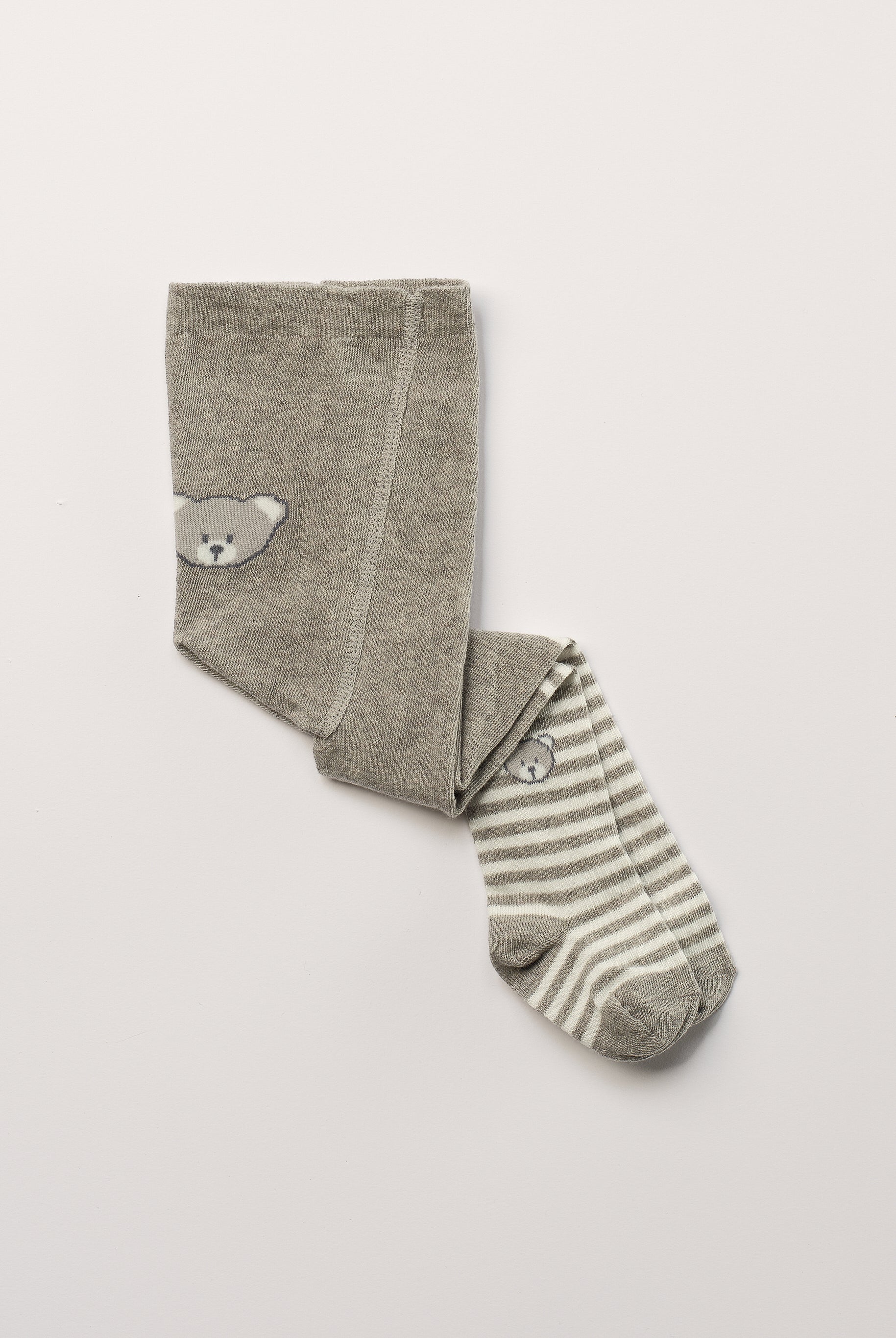 Ein zeitloser Klassiker und Grundausstattung für Ihren Baby Jungen: Die Strumpfhose von AMIO Firenze mit eingewebtem Bärchen Motiv. Diese Kinder-Strumpfhose ist vielseitig kombinierbar und verleiht jedem Outfit eine elegante Note.
Höchste Qualität, bestes Preis-Leistungs-Verhältnis MADE IN ITALY. 