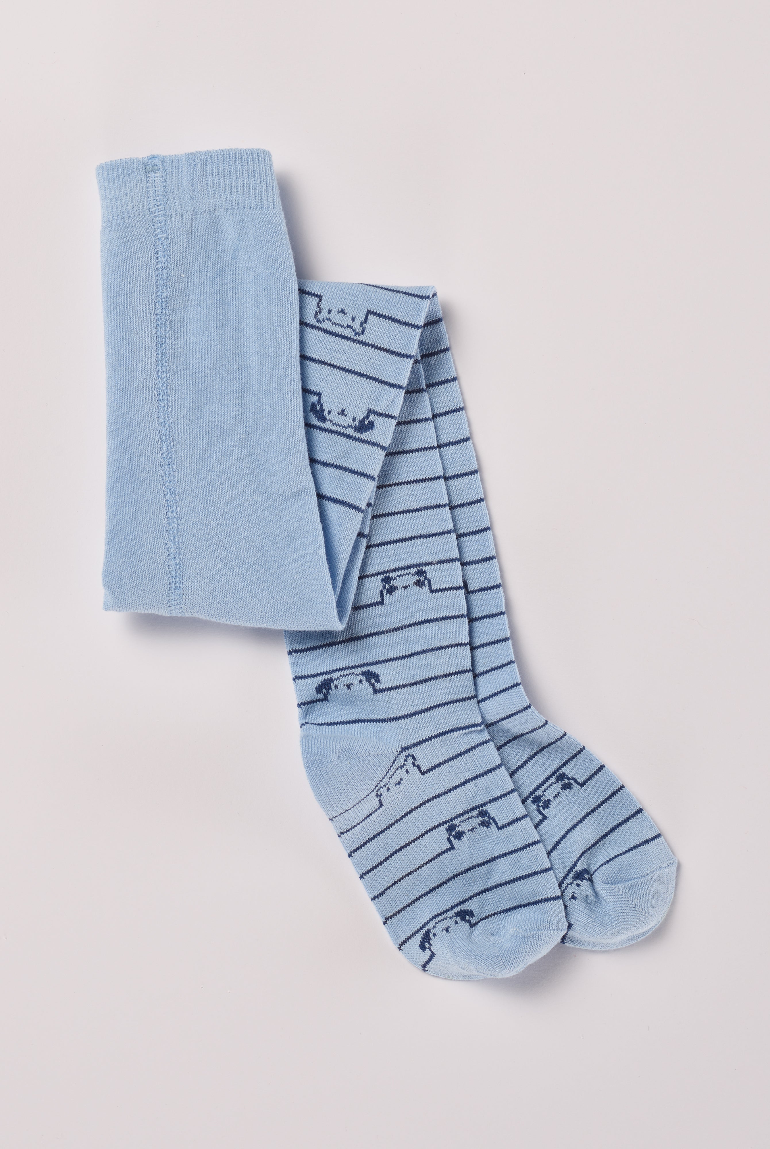 Ein zeitloser Klassiker und Grundausstattung für Ihren Baby Jungen: Die hellblaue Strumpfhose von AMIO Firenze mit eingewebtem Bärchen Motiv und Streifen. Diese Kinder-Strumpfhose ist vielseitig kombinierbar und verleiht jedem Outfit eine elegante Note.
Höchste Qualität, bestes Preis-Leistungs-Verhältnis MADE IN ITALY.