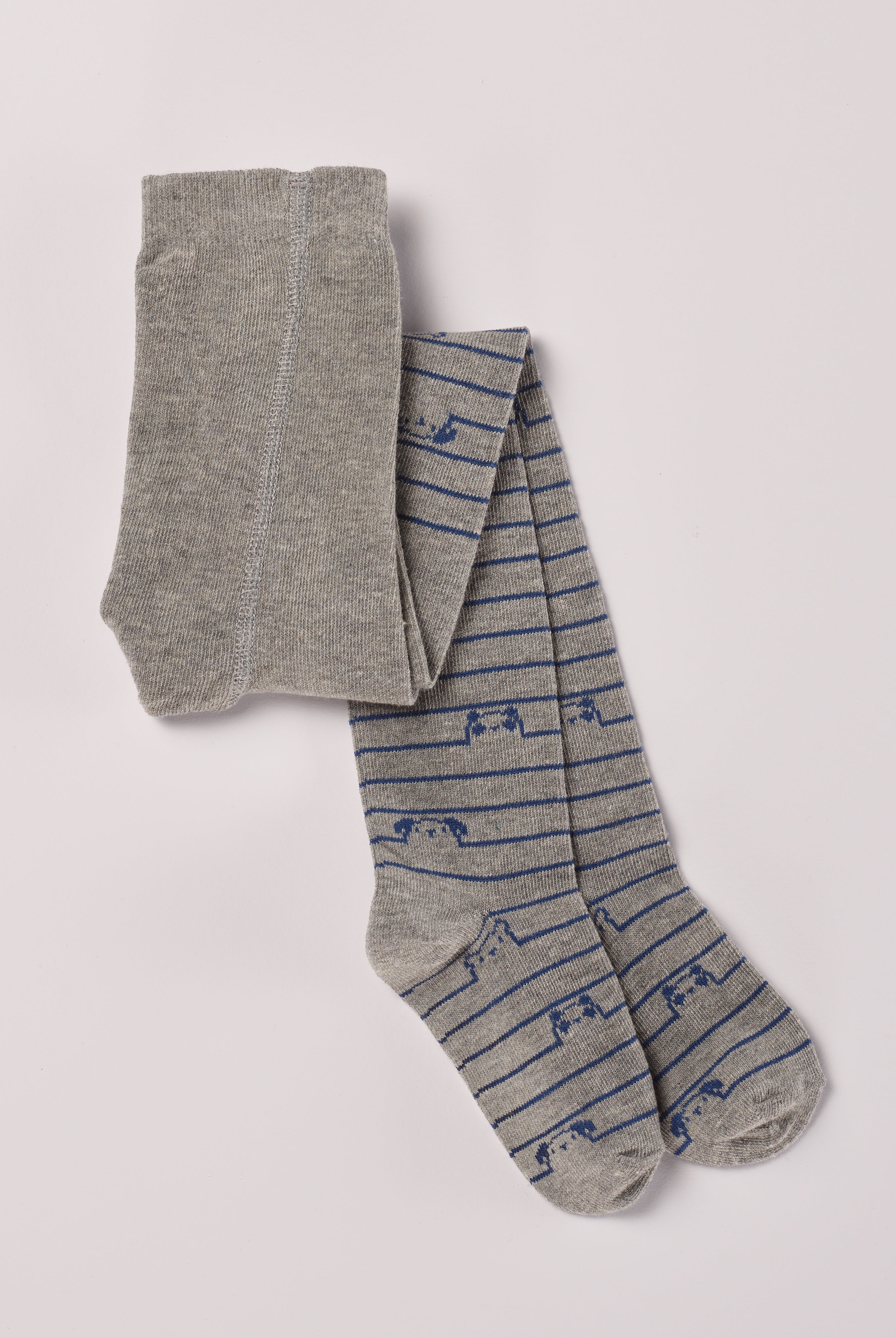 Ein zeitloser Klassiker und Grundausstattung für Ihren Baby Jungen: Die graue Strumpfhose von AMIO Firenze mit eingewebtem Bärchen Motiv und Streifen. Diese Kinder-Strumpfhose ist vielseitig kombinierbar und verleiht jedem Outfit eine elegante Note.
Höchste Qualität, bestes Preis-Leistungs-Verhältnis MADE IN ITALY.