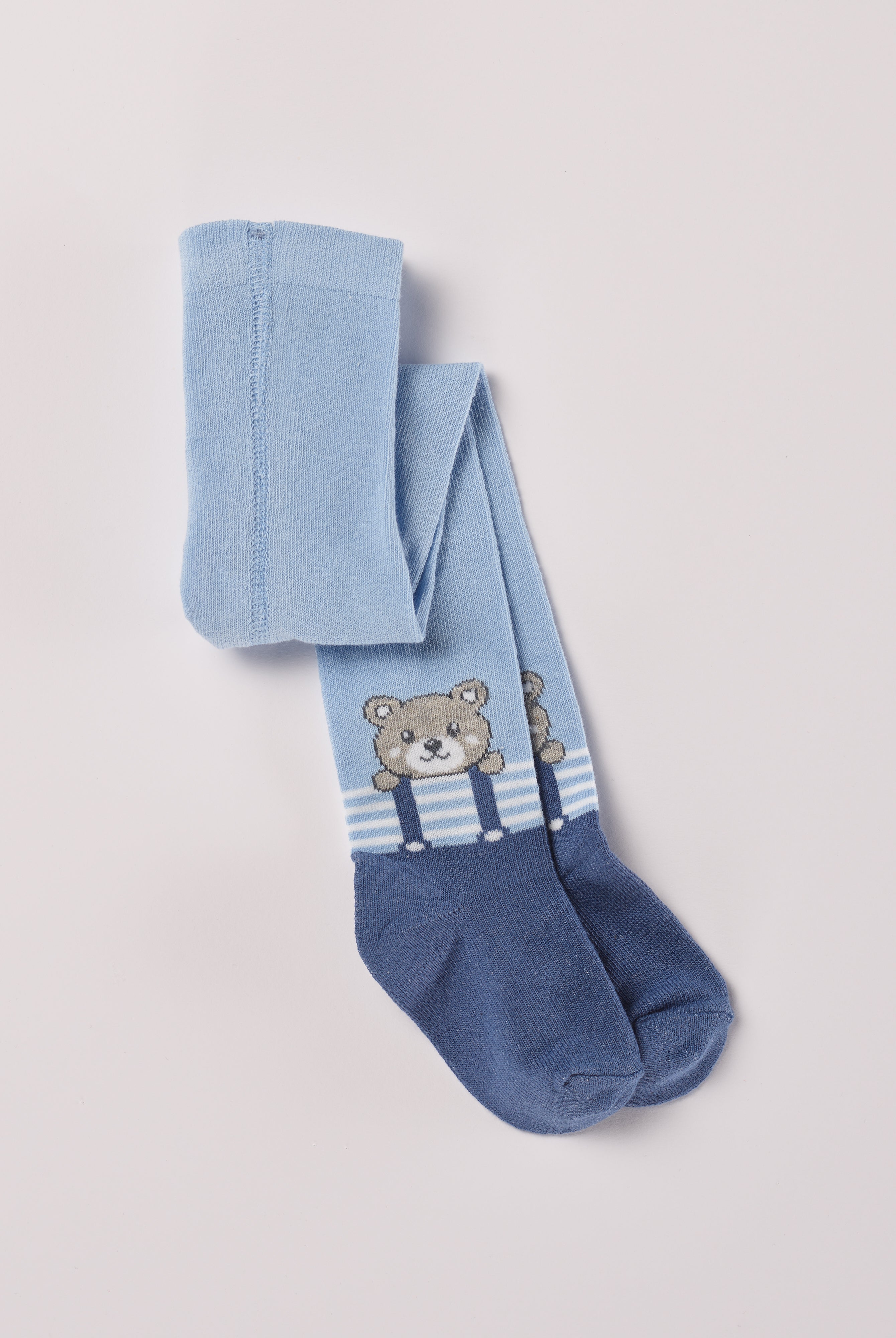 Ein zeitloser Klassiker und Grundausstattung für Ihren Baby Jungen: Die hellblaue Strumpfhose von AMIO Firenze mit eingewebtem Bärchen Motiv. Diese Kinder-Strumpfhose ist vielseitig kombinierbar und verleiht jedem Outfit eine elegante Note.
Höchste Qualität, bestes Preis-Leistungs-Verhältnis MADE IN ITALY.