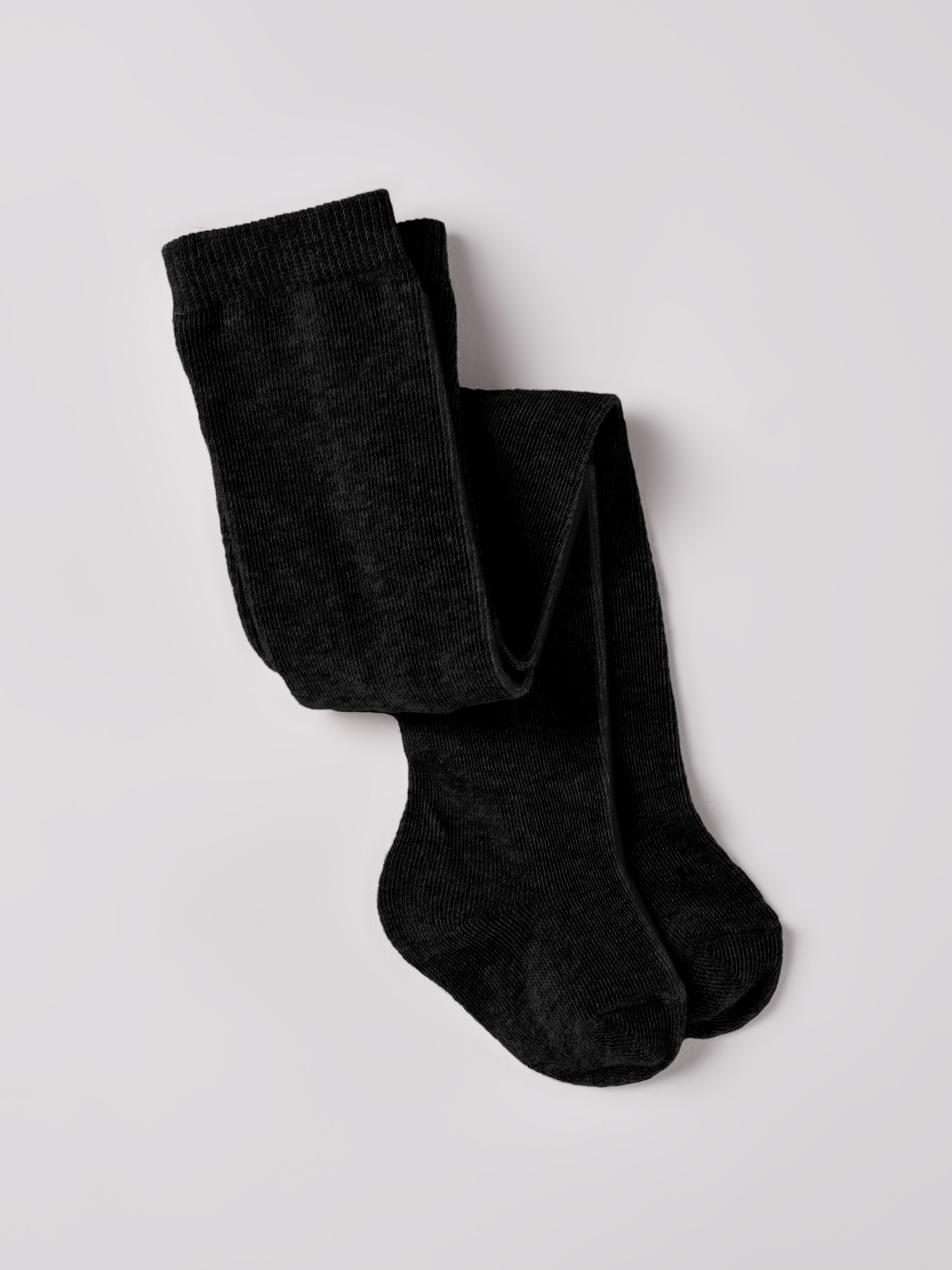 Ein zeitloser Klassiker und Grundausstattung für Ihr Kind: Die schwarze Strumpfhose von AMIO Firenze. Diese Kinder-Strumpfhose ist vielseitig kombinierbar und verleiht jedem Outfit eine elegante Note. Die Strumpfhosen zeichnen sich durch einen besonders hohen Tragekomfort aus. Sie verrutschen nicht und halten ihre Form.
Höchste Qualität, bestes Preis-Leistungs-Verhältnis MADE IN ITALY.