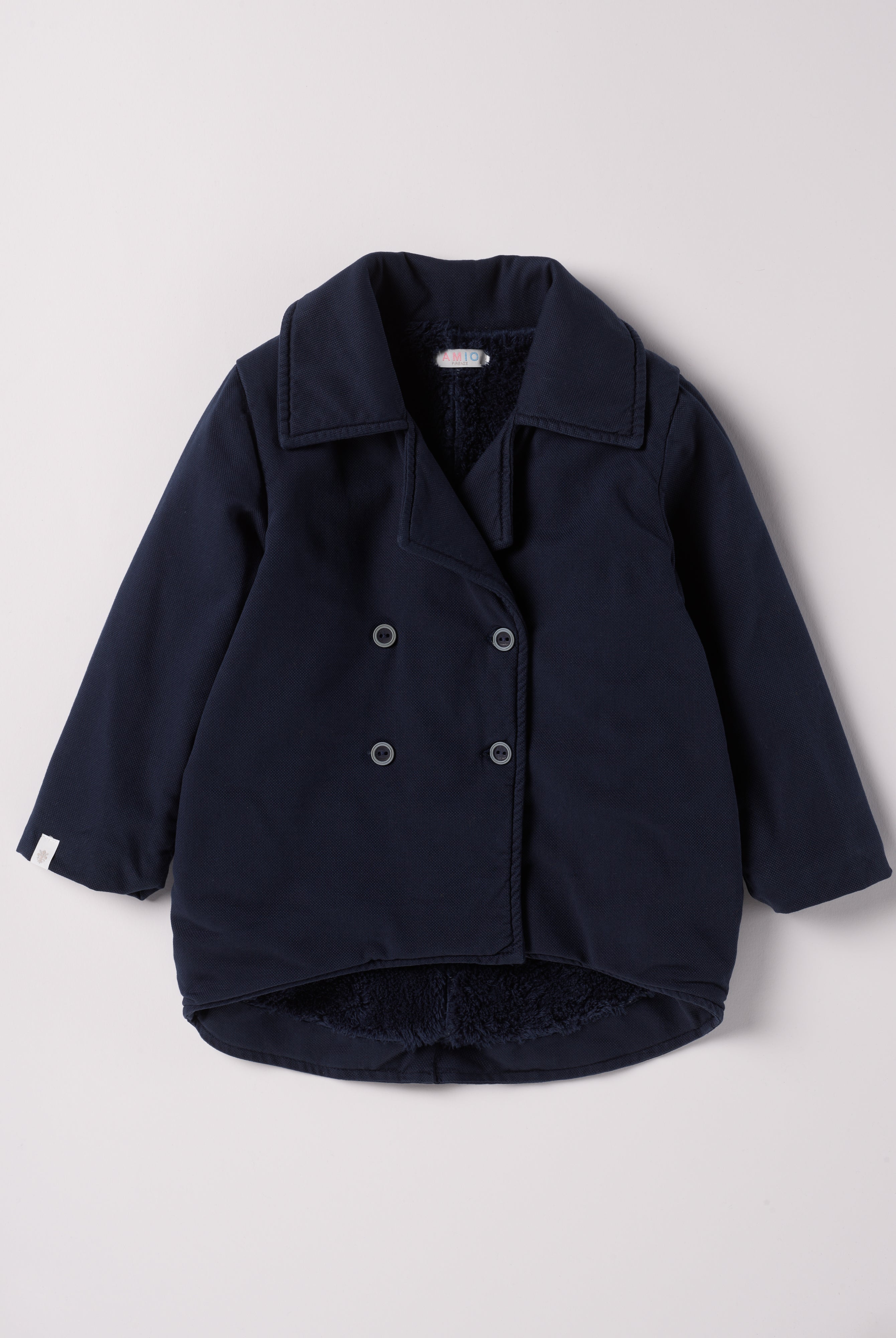 Der stilvolle, blaue Herbstmantel von AMIO Firenze ist der ideale Begleiter für kühle Tage. Das weiche, angenehm wärmende Material bietet hohen Tragekomfort, während die sorgfältige Verarbeitung und perfekte Passform für eine moderne Silhouette sorgen. Dank seiner Strapazierfähigkeit eignet sich der Mantel sowohl für den Alltag als auch für besondere Anlässe.
Höchste Qualität, bestes Preis-Leistungs-Verhältnis MADE IN ITALY.