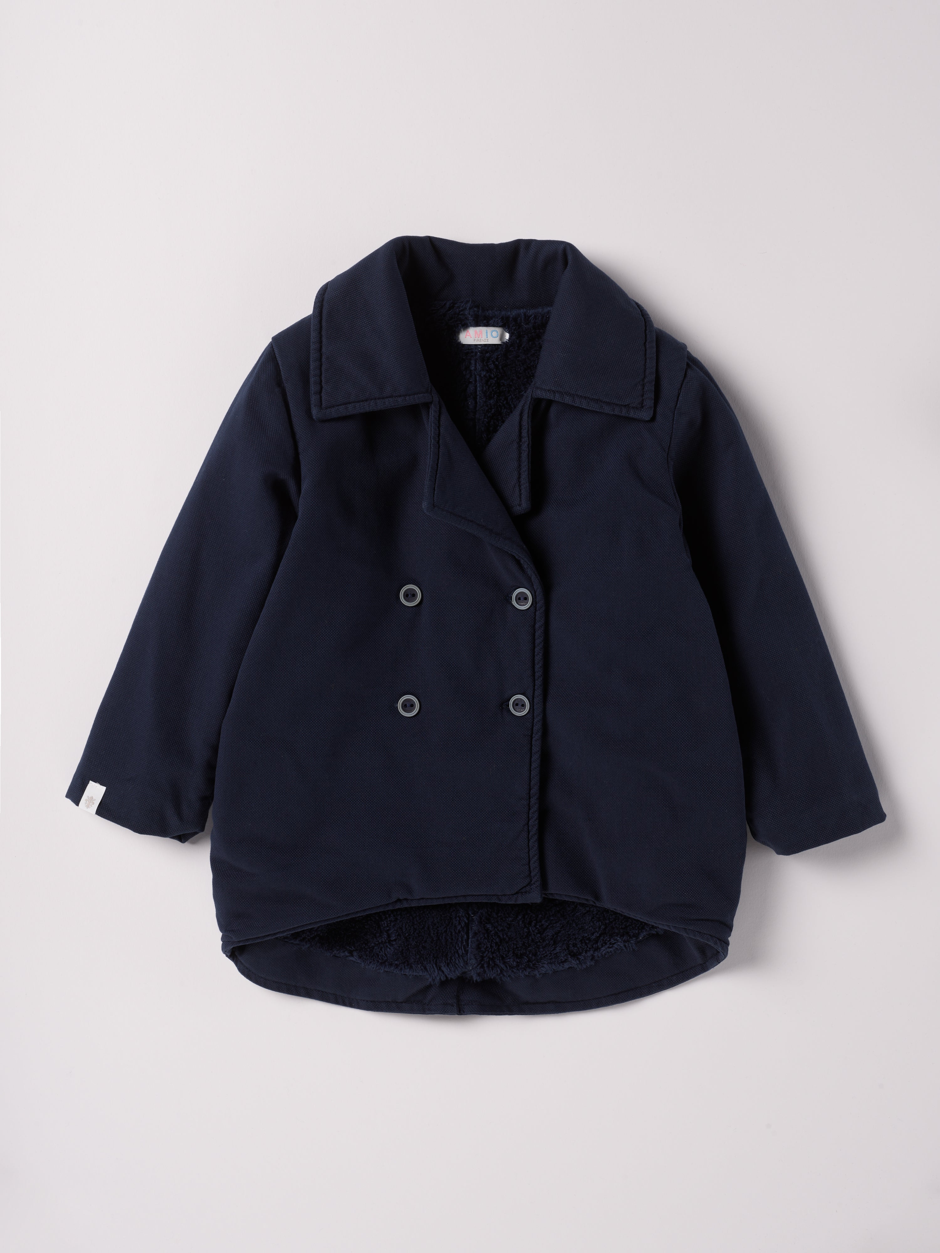 Der stilvolle, blaue Herbstmantel von AMIO Firenze ist der ideale Begleiter für kühle Tage. Das weiche, angenehm wärmende Material bietet hohen Tragekomfort, während die sorgfältige Verarbeitung und perfekte Passform für eine moderne Silhouette sorgen. Dank seiner Strapazierfähigkeit eignet sich der Mantel sowohl für den Alltag als auch für besondere Anlässe.
Höchste Qualität, bestes Preis-Leistungs-Verhältnis MADE IN ITALY.