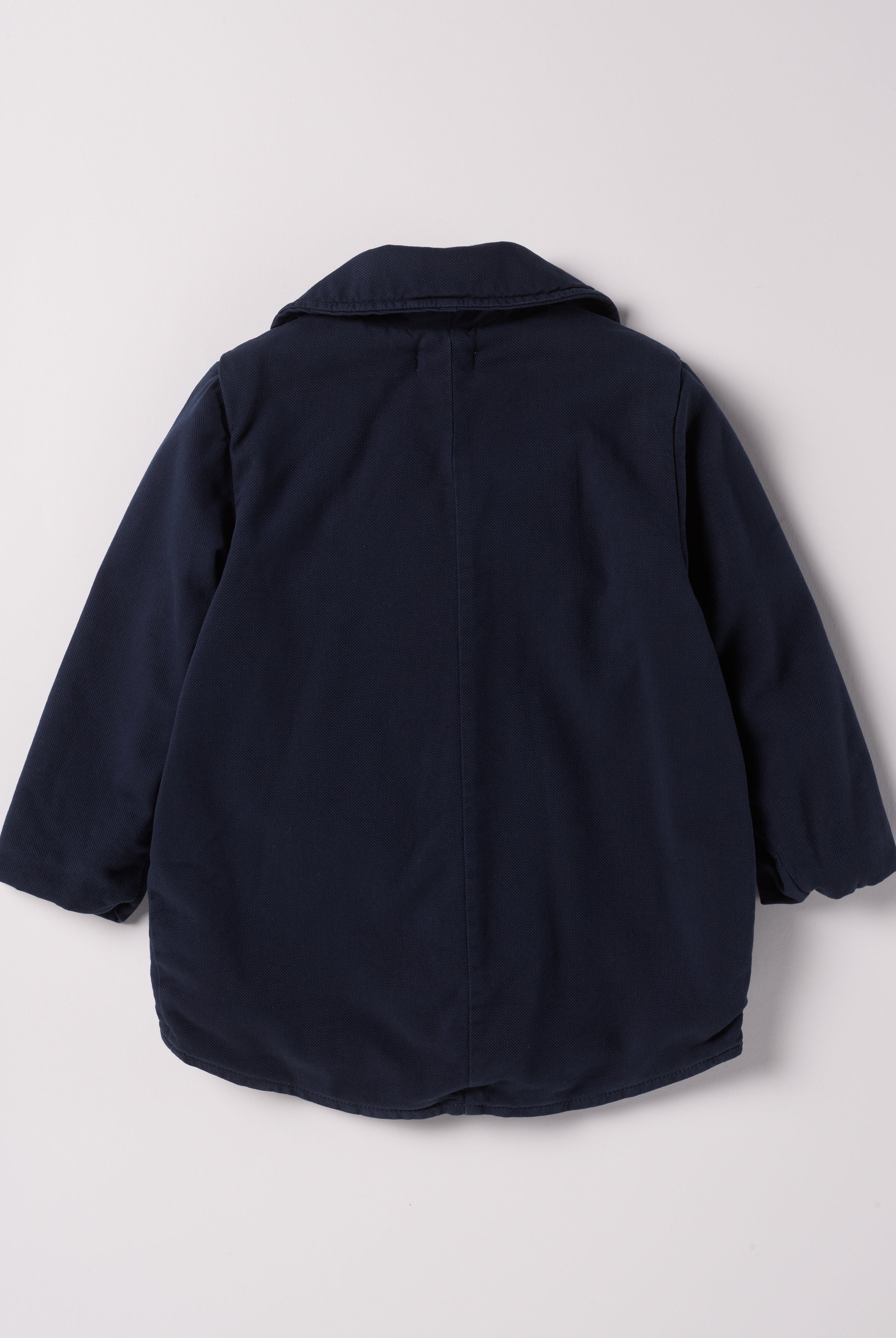 Der stilvolle, blaue Herbstmantel von AMIO Firenze ist der ideale Begleiter für kühle Tage. Das weiche, angenehm wärmende Material bietet hohen Tragekomfort, während die sorgfältige Verarbeitung und perfekte Passform für eine moderne Silhouette sorgen. Dank seiner Strapazierfähigkeit eignet sich der Mantel sowohl für den Alltag als auch für besondere Anlässe.
Höchste Qualität, bestes Preis-Leistungs-Verhältnis MADE IN ITALY.