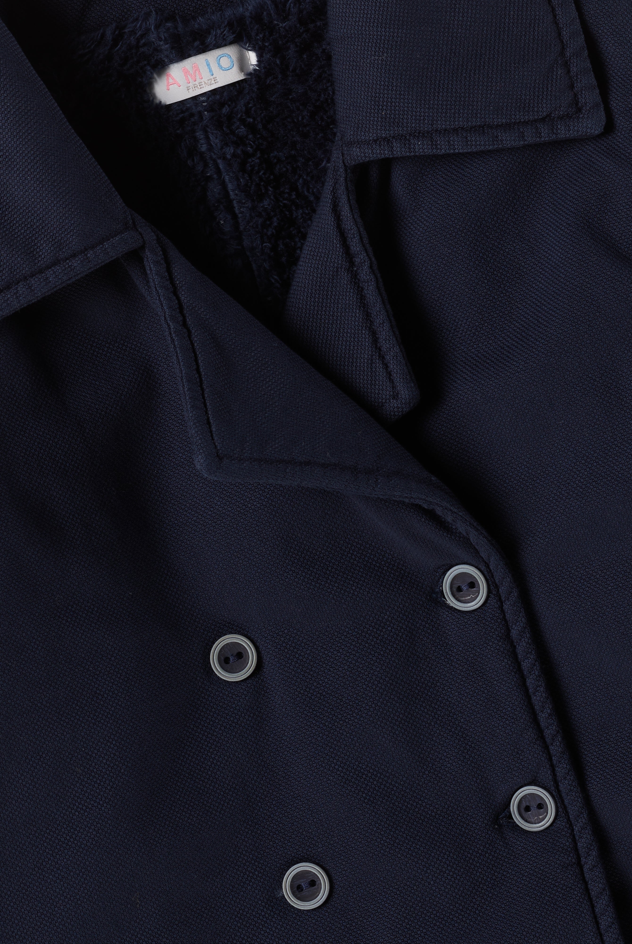 Der stilvolle, blaue Herbstmantel von AMIO Firenze ist der ideale Begleiter für kühle Tage. Das weiche, angenehm wärmende Material bietet hohen Tragekomfort, während die sorgfältige Verarbeitung und perfekte Passform für eine moderne Silhouette sorgen. Dank seiner Strapazierfähigkeit eignet sich der Mantel sowohl für den Alltag als auch für besondere Anlässe.
Höchste Qualität, bestes Preis-Leistungs-Verhältnis MADE IN ITALY.