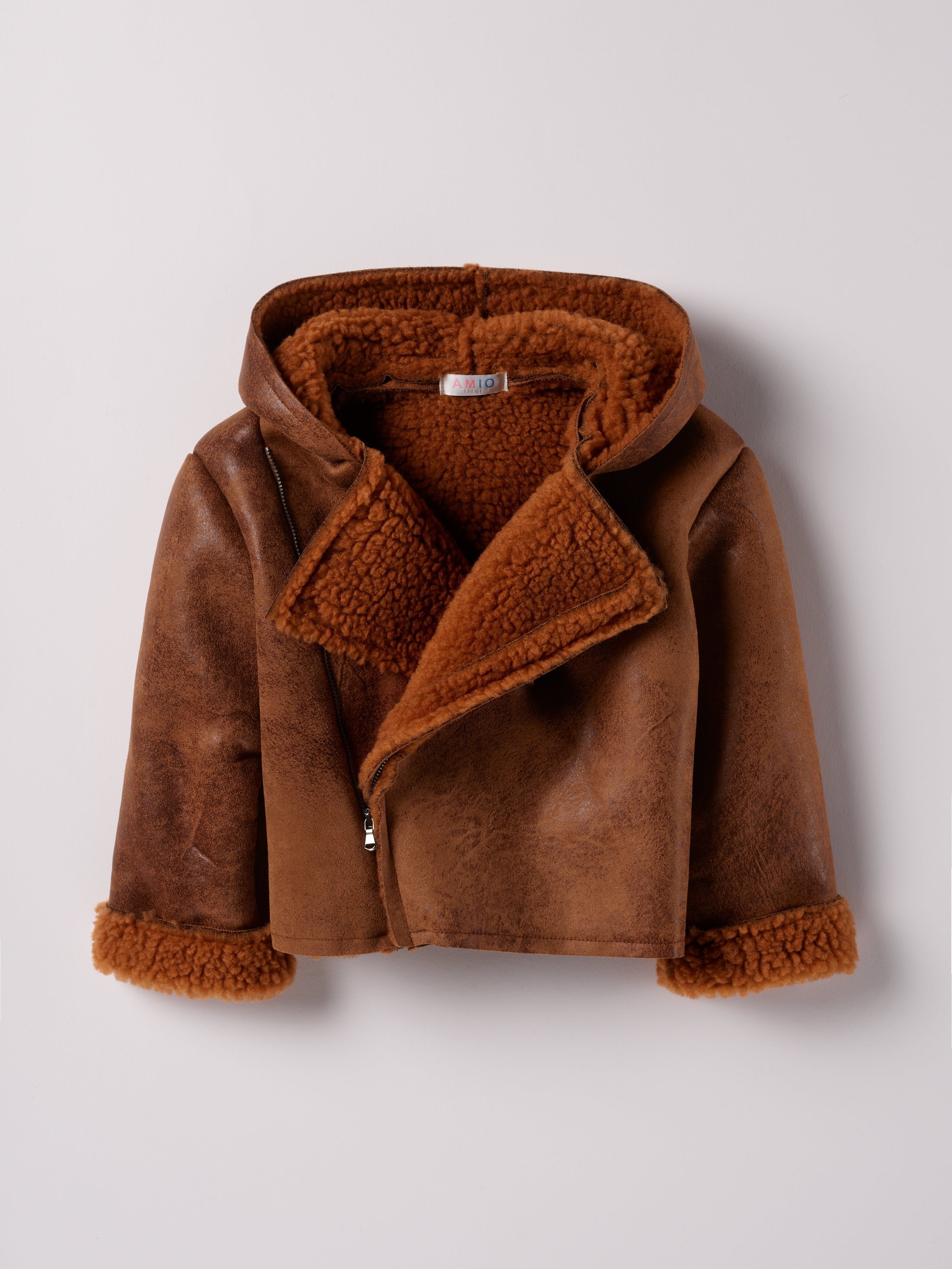 Die Pilotenjacke aus Kunstfell von AMIO Firenze überzeugt als zeitloser Klassiker mit ikonischem Design. Dank hochwertiger Verarbeitung, guter Haltbarkeit und hohem Tragekomfort ist sie das perfekte Geschenk für angehende Piloten und alle, die einen coolen, lässigen Look schätzen. Ein echtes Must-have für jede Garderobe.