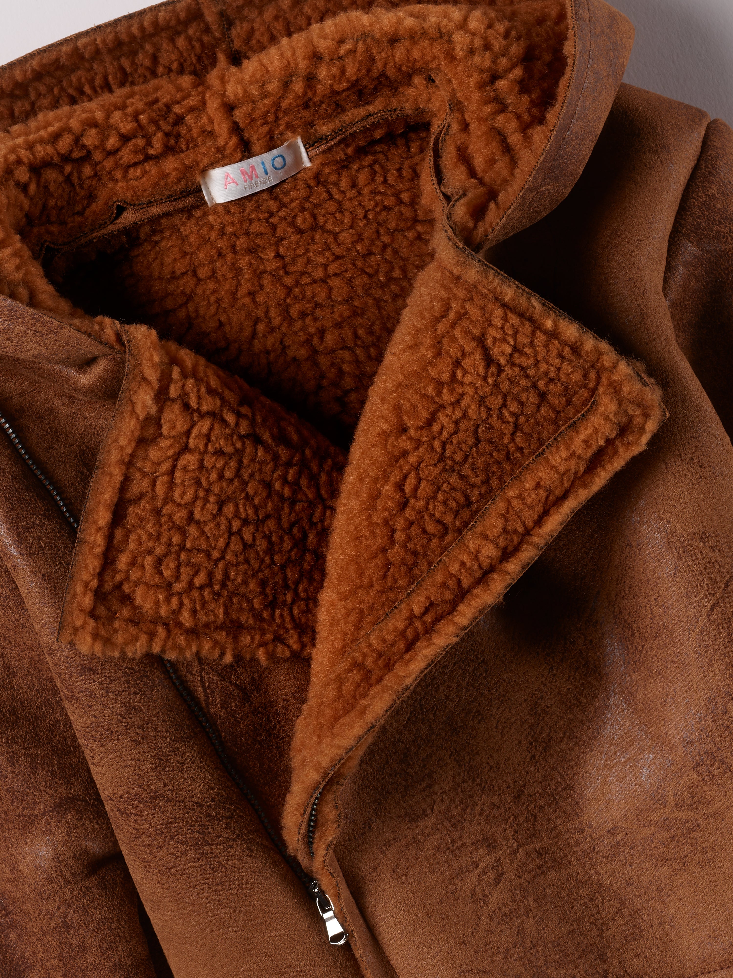 Die Pilotenjacke aus Kunstfell von AMIO Firenze überzeugt als zeitloser Klassiker mit ikonischem Design. Dank hochwertiger Verarbeitung, guter Haltbarkeit und hohem Tragekomfort ist sie das perfekte Geschenk für angehende Piloten und alle, die einen coolen, lässigen Look schätzen. Ein echtes Must-have für jede Garderobe.