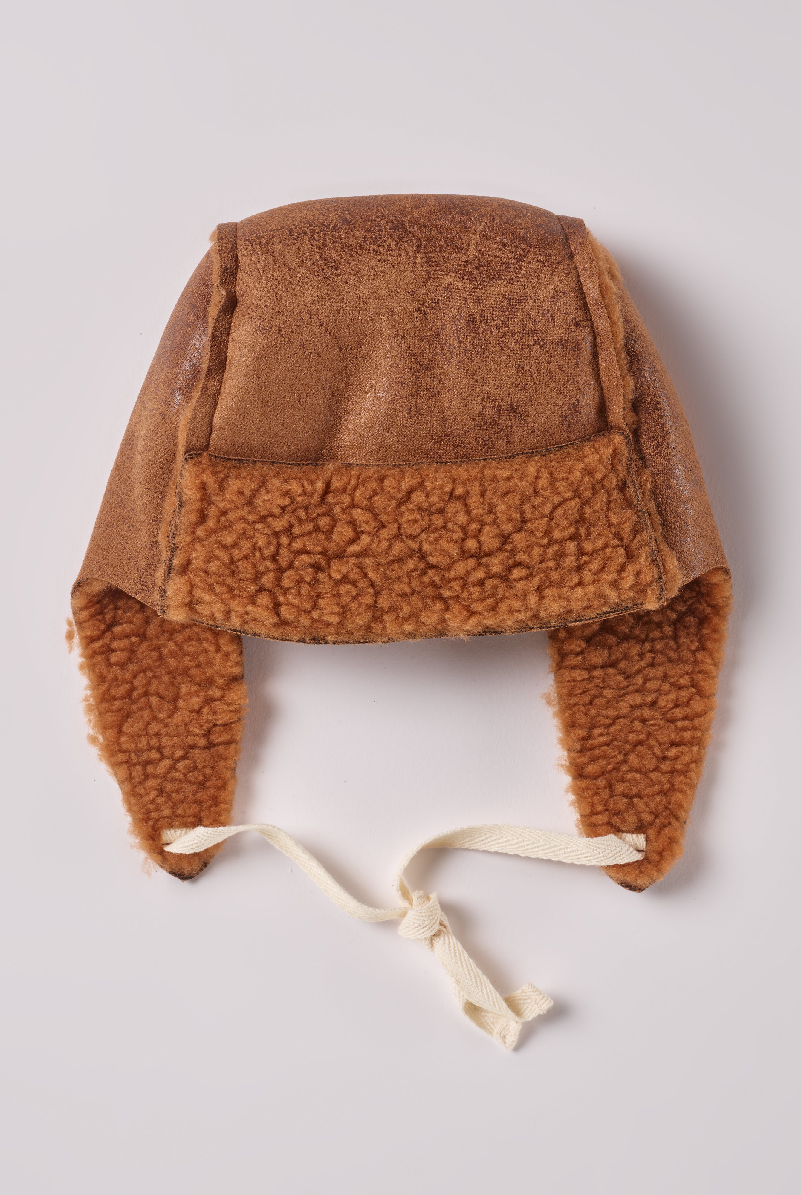 Die verspielte und zeitlose Pilotenmütze von AMIO Firenze ist das perfekte Accessoire für die kalte Jahreszeit und ein modisches Statement für jeden Look. Maximaler Tragekomfort, gepaart mit einer herausragenden Passform.
Höchste Qualität, bestes Preis-Leistungs-Verhältnis MADE IN ITALY.