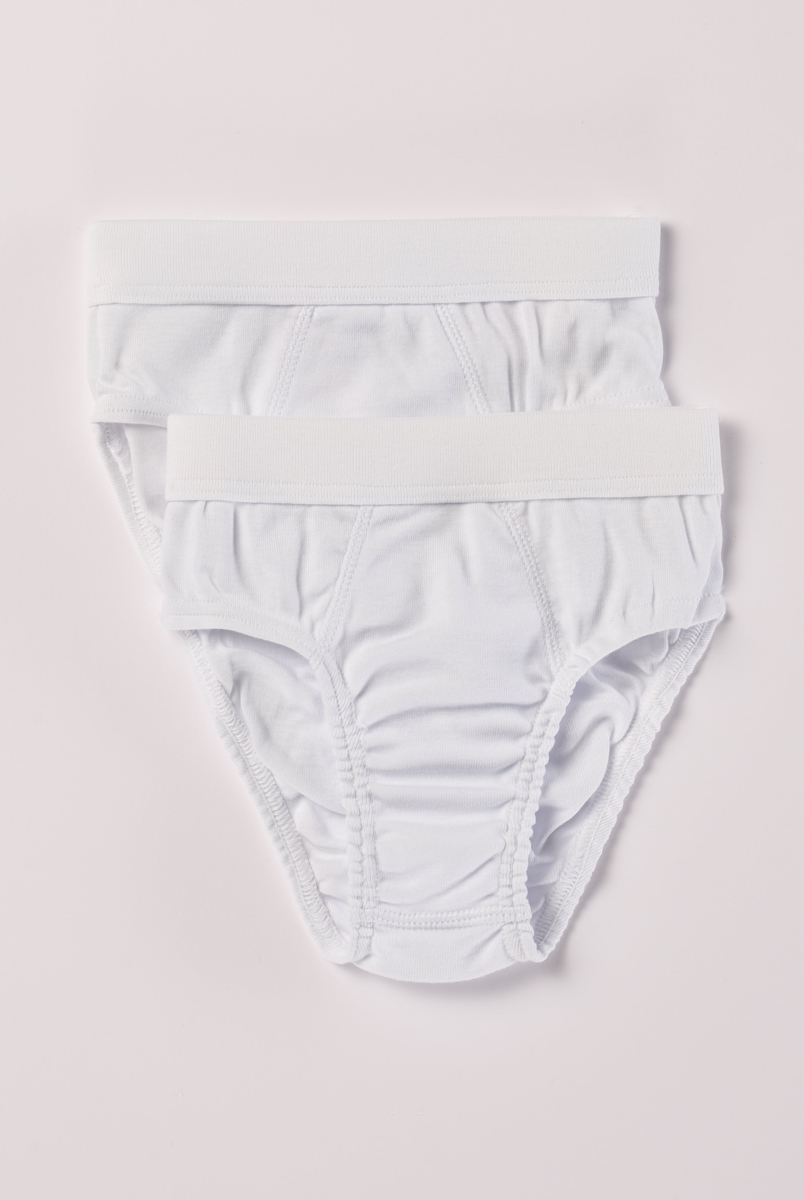 Die Slips von Amio Firenze sind aus 100% Baumwolle gefertigt. Kundinnen und Kunden schwören auf unseren Schnitt, weil wir unser Slip-Modell ohne vertikale Naht in der Mitte gestalten. Keine Irritationen und Unbequemlichkeiten beim Tragen. Der breite Bund sorgt für einen sicheren Halt.
Höchste Qualität, bestes Preis-Leistungs-Verhältnis MADE IN ITALY.