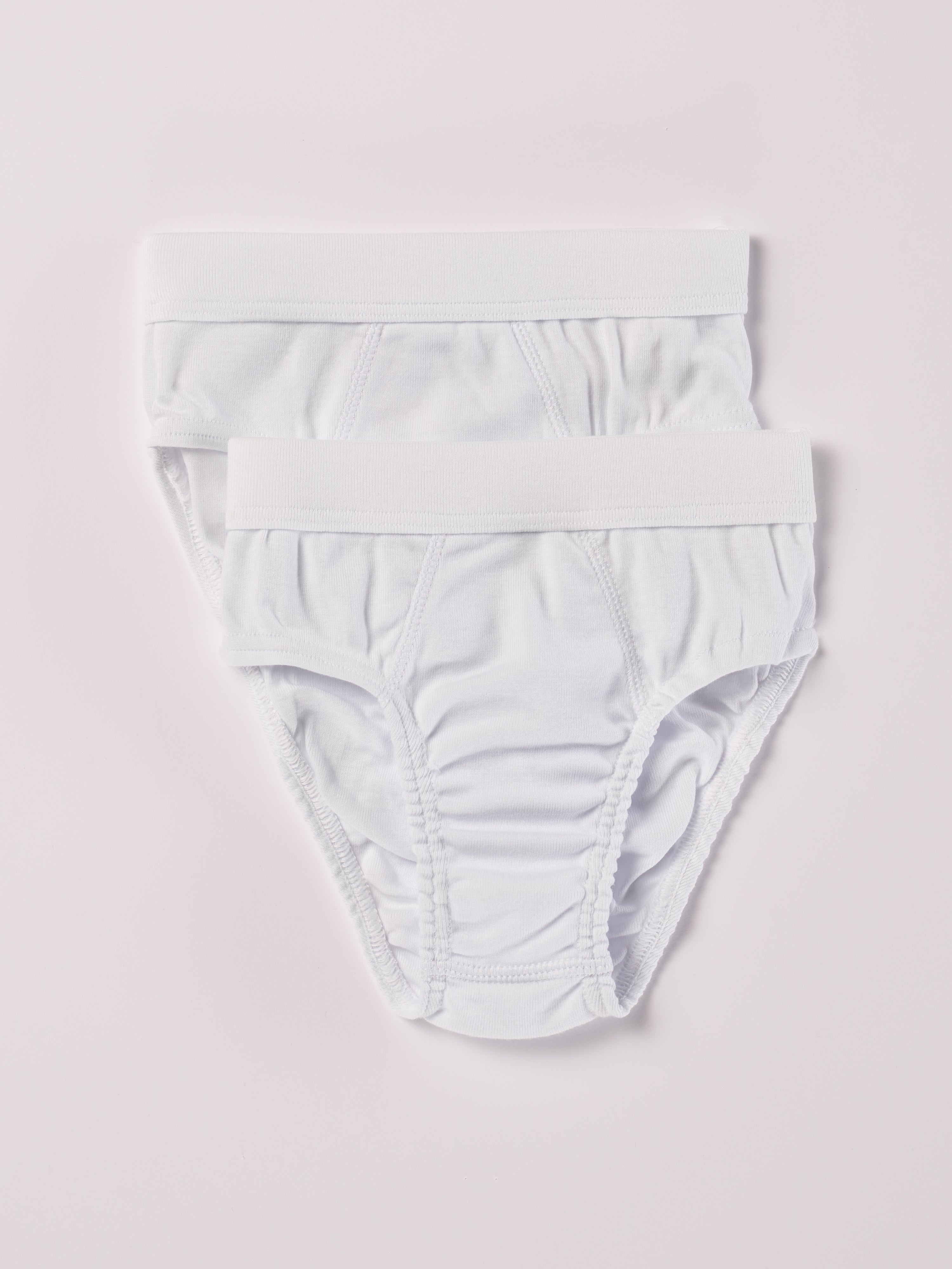 Die Slips von Amio Firenze sind aus 100% Baumwolle gefertigt. Kundinnen und Kunden schwören auf unseren Schnitt, weil wir unser Slip-Modell ohne vertikale Naht in der Mitte gestalten. Keine Irritationen und Unbequemlichkeiten beim Tragen. Der breite Bund sorgt für einen sicheren Halt.
Höchste Qualität, bestes Preis-Leistungs-Verhältnis MADE IN ITALY.