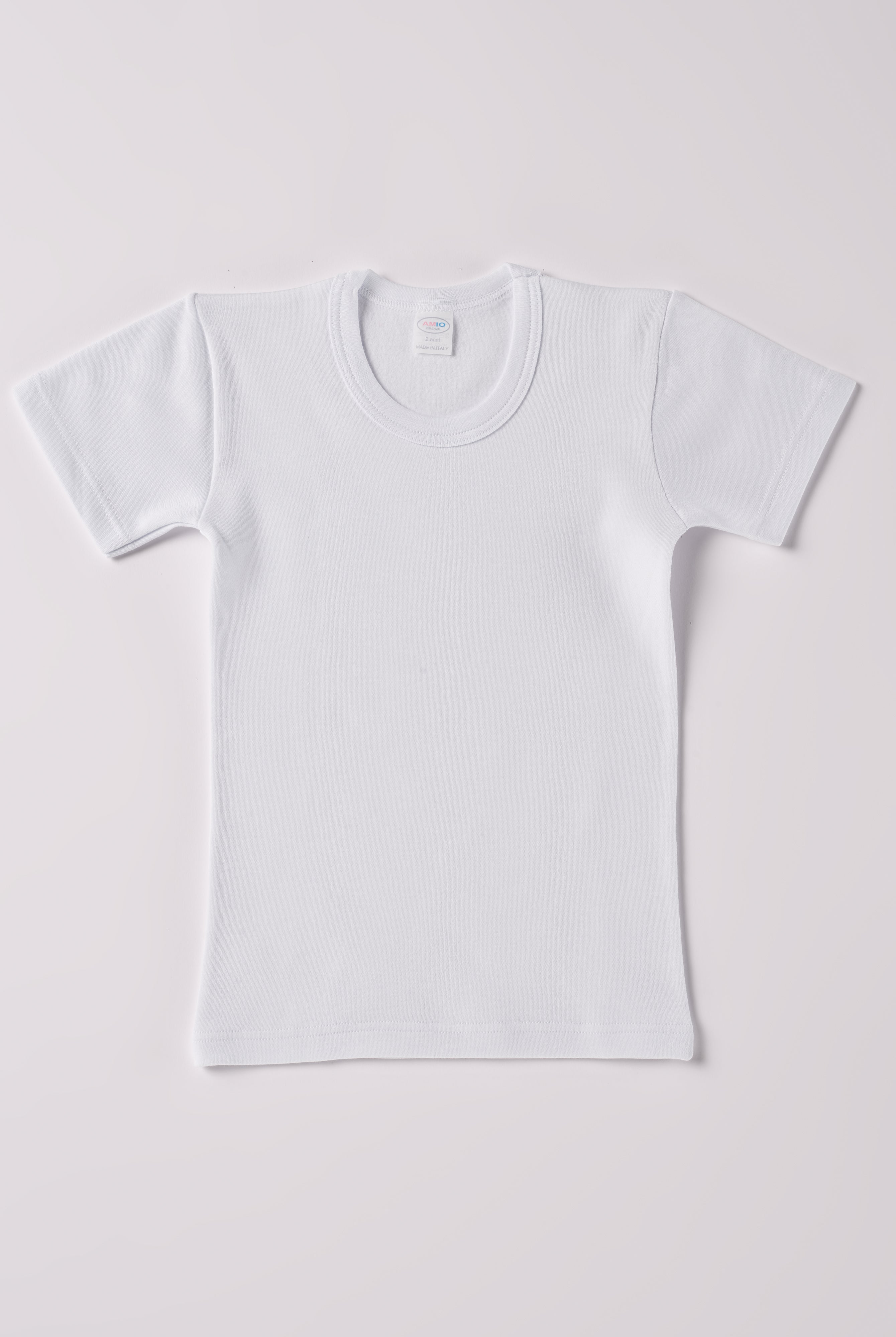 Dieses T-Shirt, gefertigt aus 100% Baumwolle, ist federleicht, weich und äußerst bequem. Die "flanellartige" Innenseite wurde speziell für zarte Kinderhaut konzipiert und bietet ein besonders sanftes Trageerlebnis. Ein großer Vorteil der flanellartigen Innenseite ist, dass die Kinder weniger schwitzen. Ein AMIO Firenze Must-Have für jede Grundausstattung.
Höchste Qualität, bestes Preis-Leistungs-Verhältnis MADE IN ITALY.