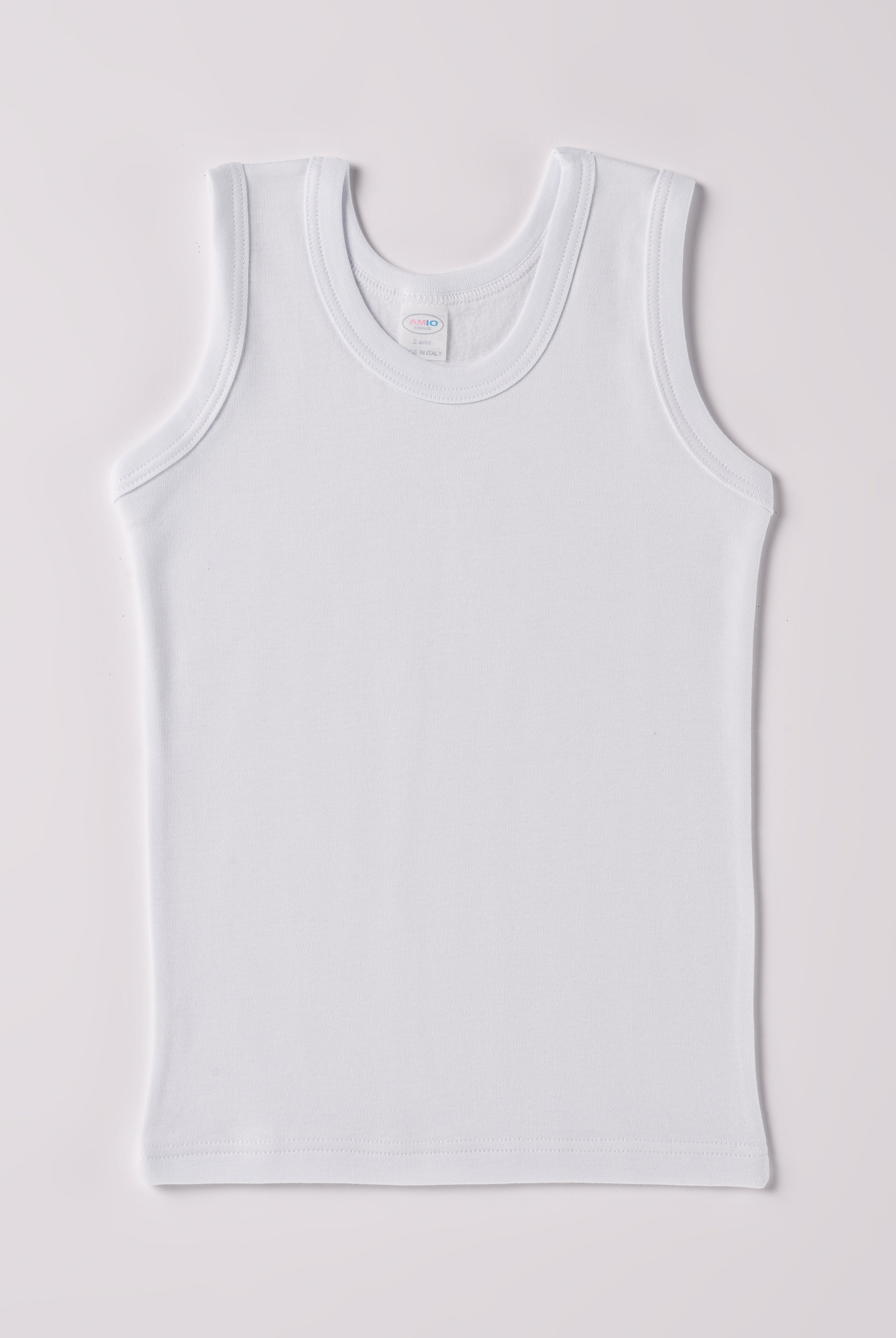 Dieses Unterhemd, gefertigt aus 100% Baumwolle, ist federleicht, weich und äußerst bequem. Die "flanellartige" Innenseite wurde speziell für zarte Kinderhaut konzipiert und bietet ein besonders sanftes Trageerlebnis. Ein großer Vorteil der flanellartigen Innenseite ist, dass die Kinder weniger schwitzen. Ein AMIO Firenze Must-Have für jede Grundausstattung.
Höchste Qualität, bestes Preis-Leistungs-Verhältnis MADE IN ITALY.