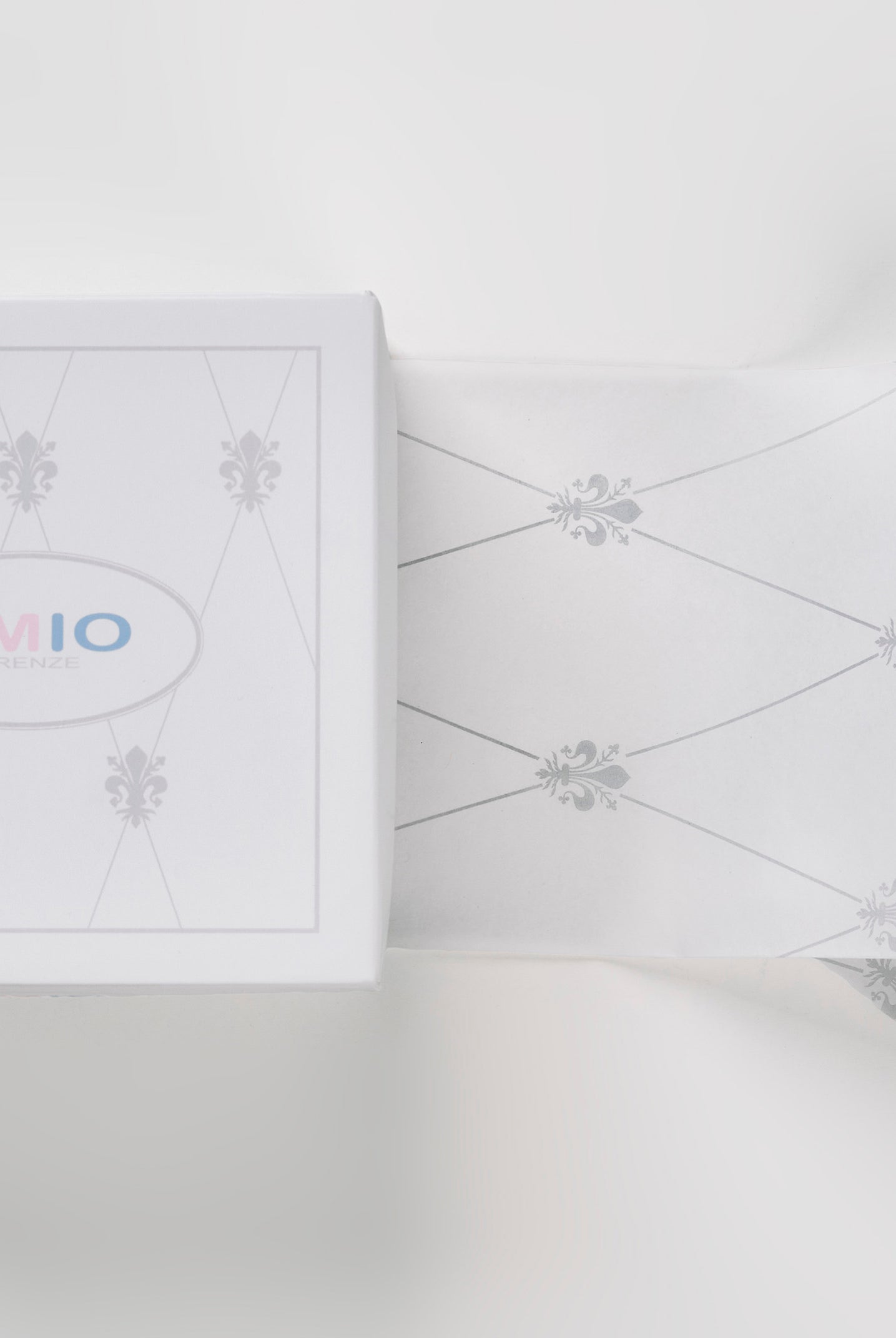 Die himmelblauen Samt Baby Booties mit Örchen-Dekoration eignen sich perfekt als Geschenk für Babypartys oder als süße Schwangerschaftsankündigung für Freunde und Verwandte. Die Booties sind kuschelig weich und ein absolutes Must-Have für die kalte Jahreszeit. Unsere Samt-Booties werden in einer ansprechenden Geschenkbox präsentiert.
Höchste Qualität, bestes Preis-Leistungs-Verhältnis MADE IN ITALY.