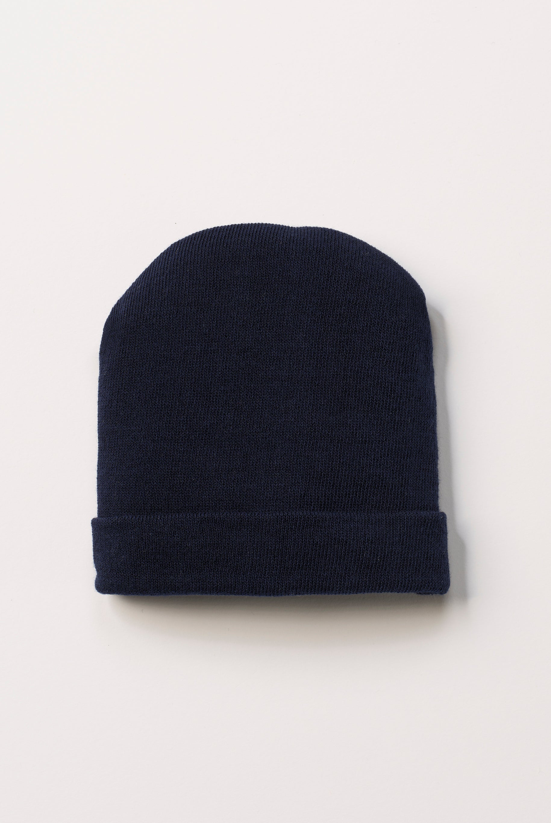 Die weiche und wärmespendende Mütze von AMIO Firenze ist das perfekte Accessoire für die kalte Jahreszeit. Maximaler Tragekomfort, gepaart mit einer herausragenden Passform. Die Materialzusammensetzung macht die Mütze elastisch und lässt diese auch mitwachsen. Der Mützenumschlag lässt sich nach unten klappen, sodass man mindestens eine weitere Größe gewinnt.
Höchste Qualität, bestes Preis-Leistungs-Verhältnis MADE IN ITALY.